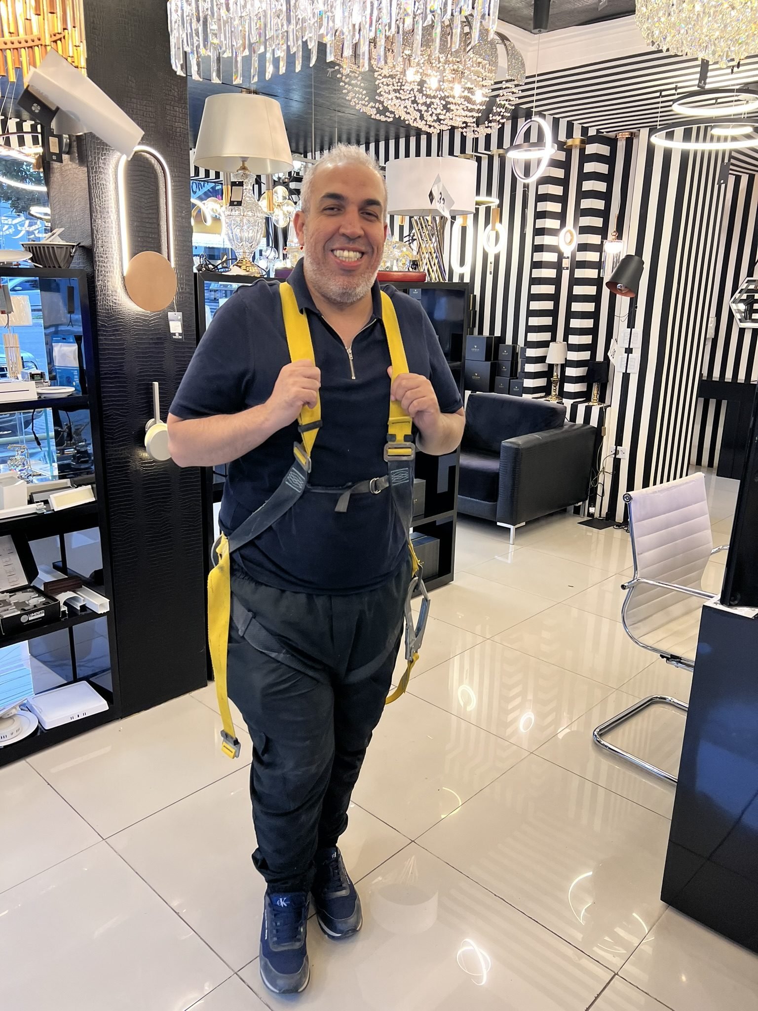 Mohammed Darwich pronto com equipamento de segurança para instalação