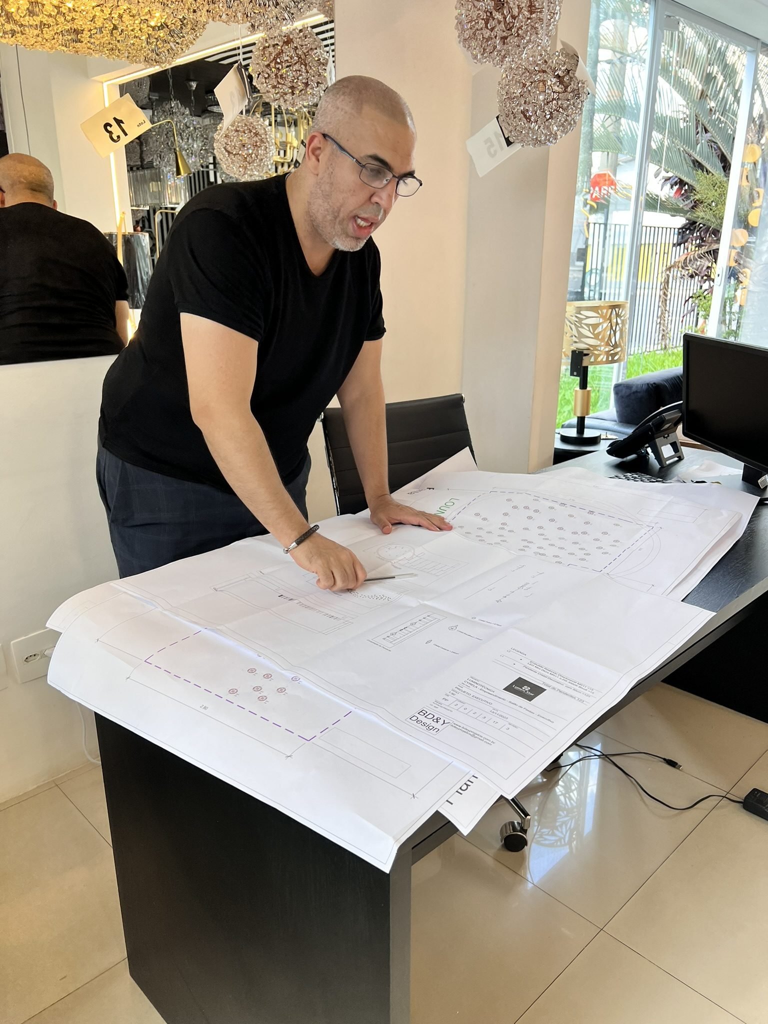 Mohammed Darwich revisando projeto técnico luminotécnico