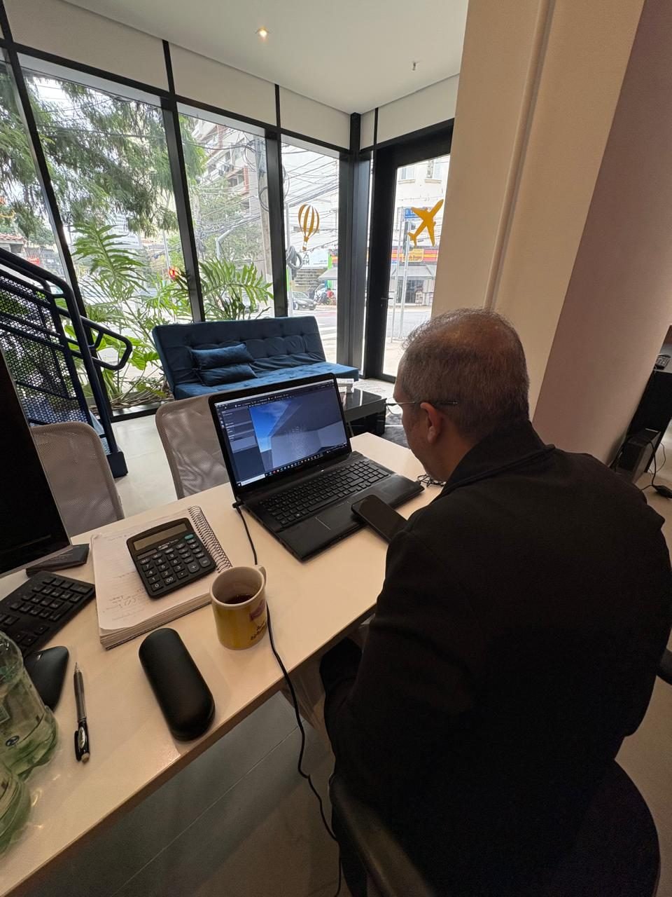 Mohammed Darwich revisando projeto 3D no ateliê