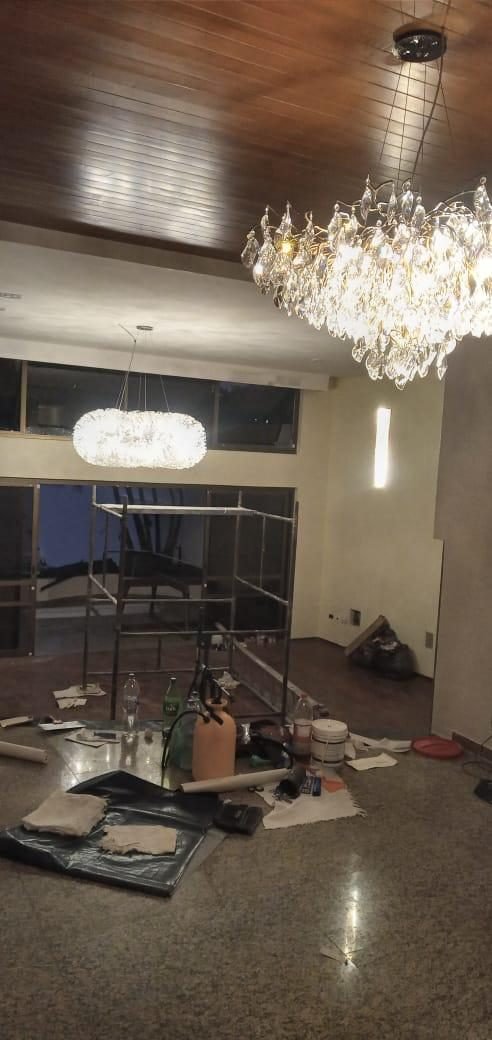 Residência Alto da Boa Vista — Lustre em Cascata Densa de Cristal, Sala de Jantar — Lustre em cascata densa de cristal, ambiente em obras