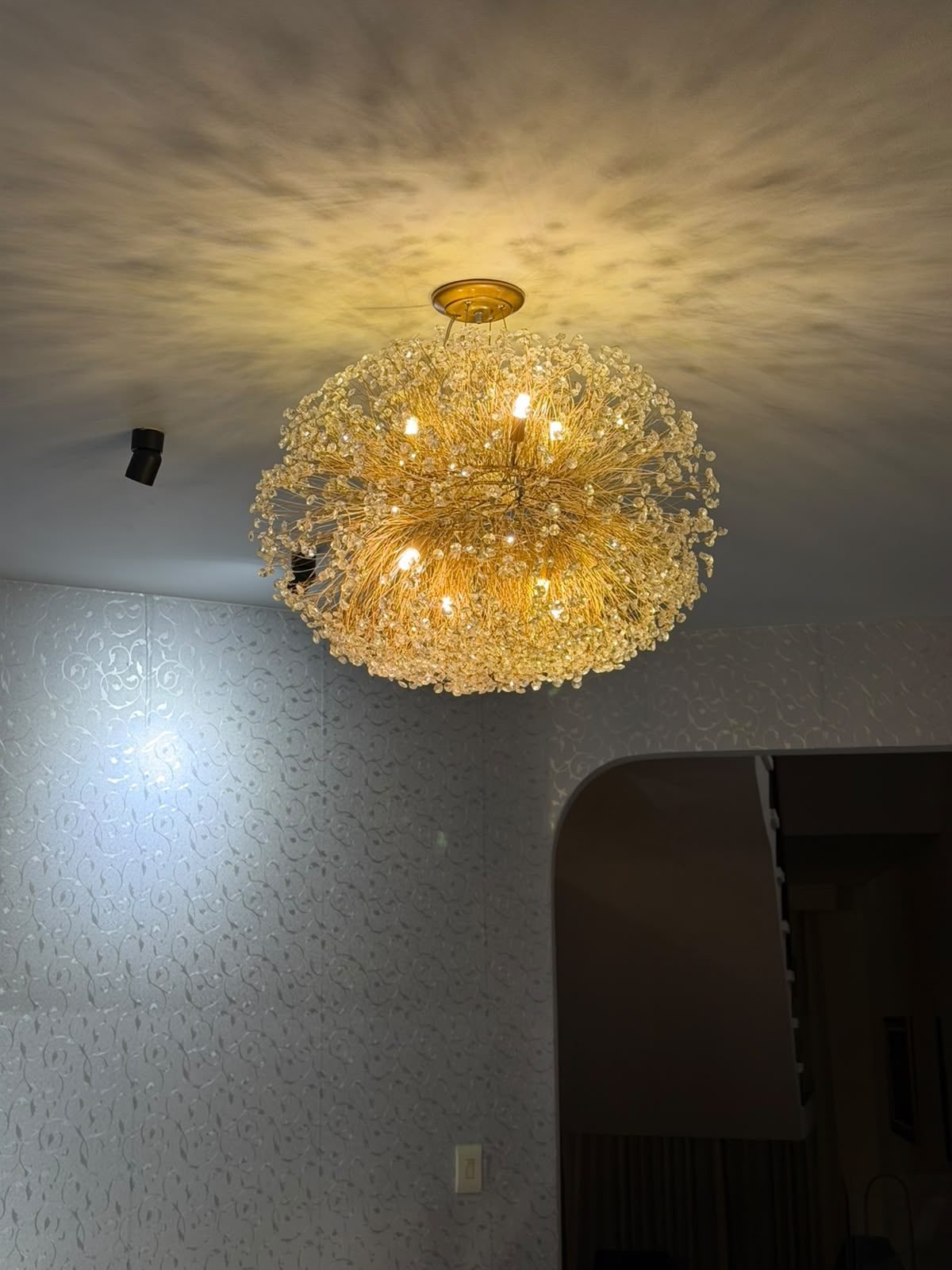 Residência Alto da Boa Vista — Esfera Dourada de Cristal — Esfera dourada de cristal, vista do corredor