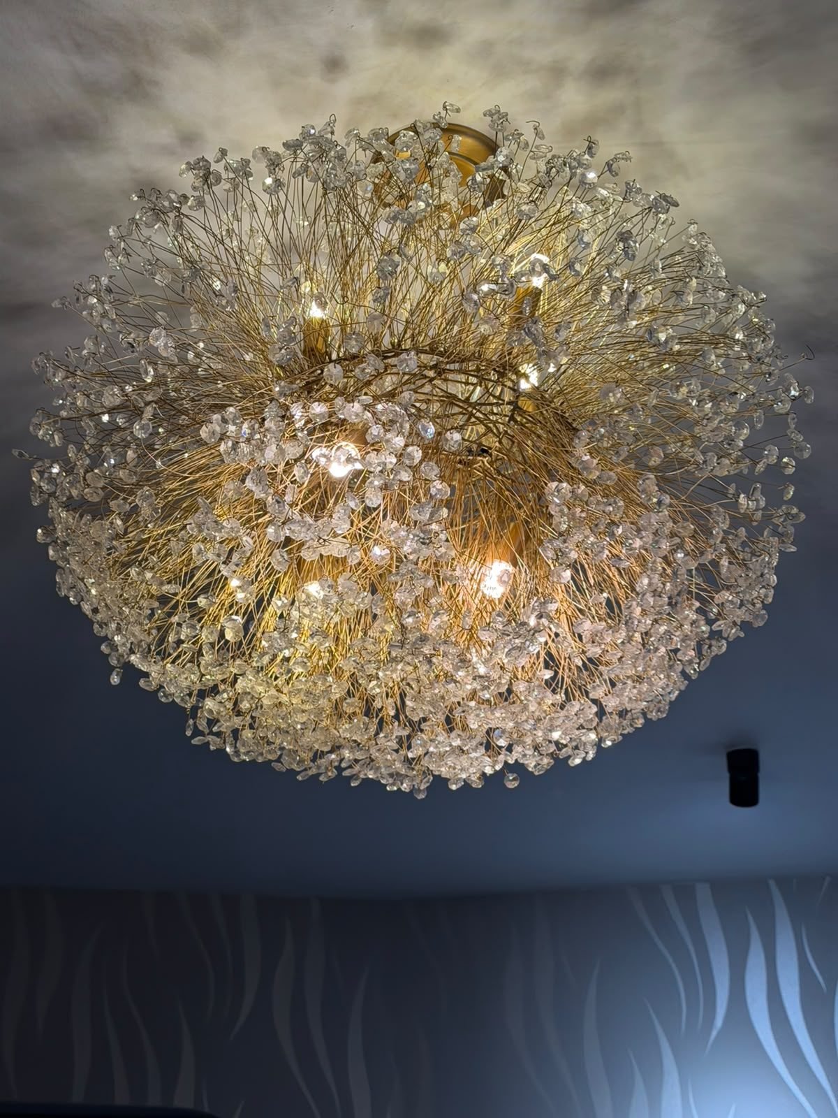 Residência Alto da Boa Vista — Esfera Dourada de Cristal — Esfera dourada de cristal, outro ângulo