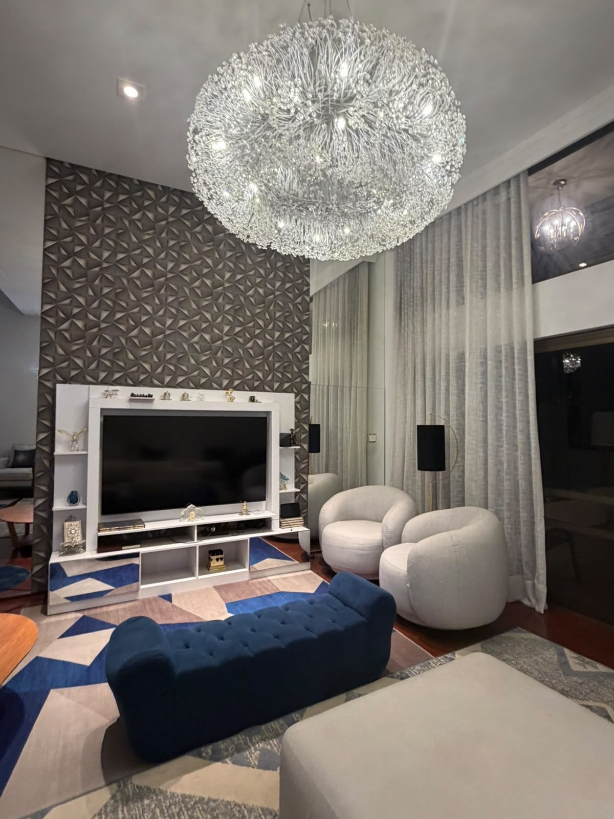 Residência Alto da Boa Vista — Lustre em Nuvem de Cristal — Lustre em nuvem de cristal na sala de estar