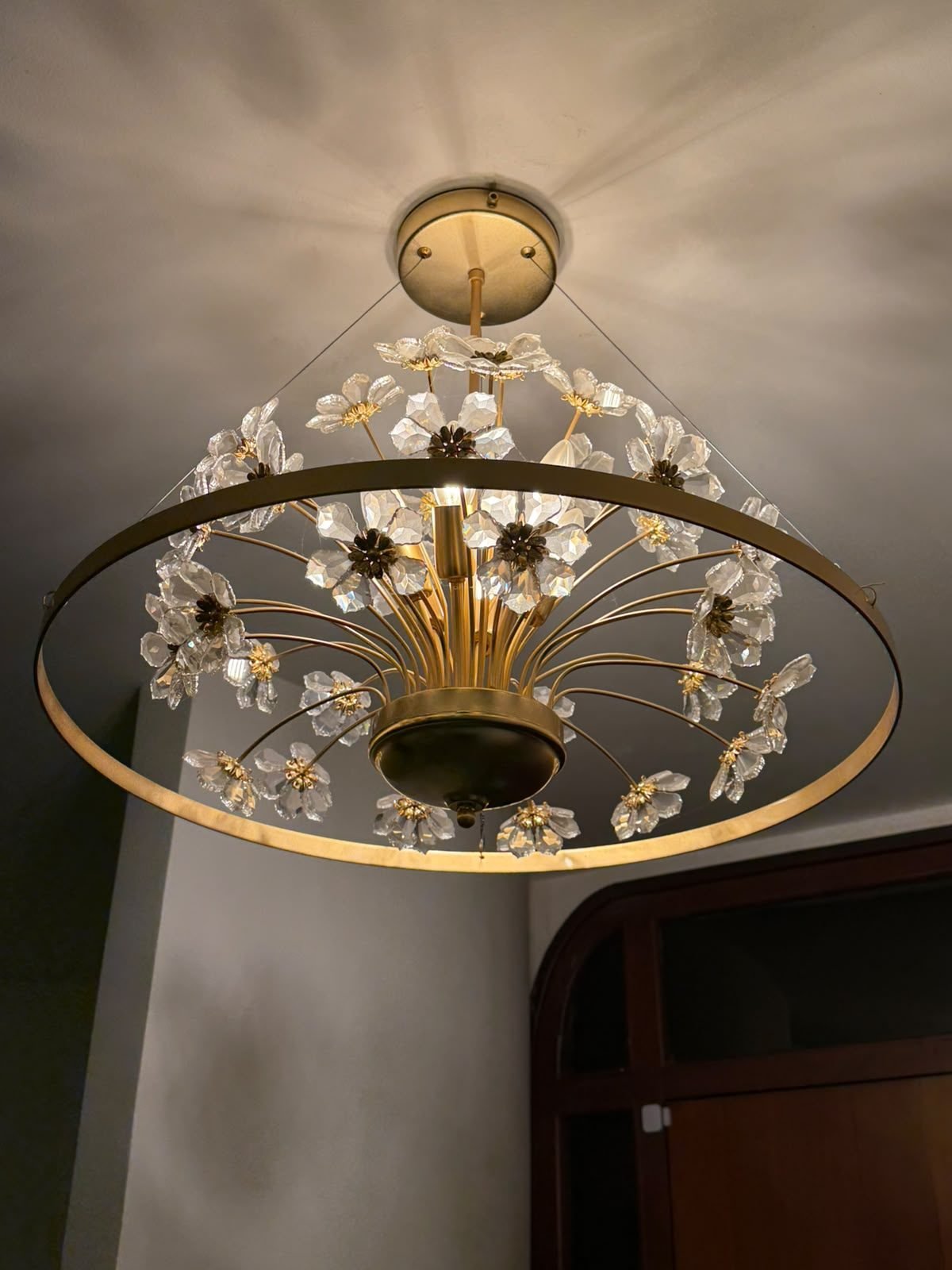 Residência Alto da Boa Vista — Lustre Floral em Anel Dourado — Lustre floral em anel dourado, junto à porta de entrada