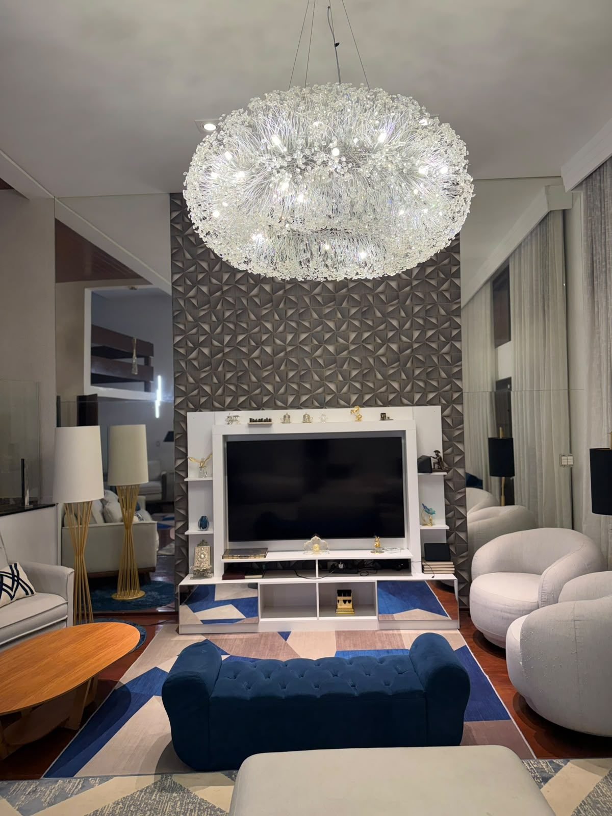 Residência Alto da Boa Vista — Lustre em Nuvem de Cristal — Lustre em nuvem de cristal, vista ampla da sala