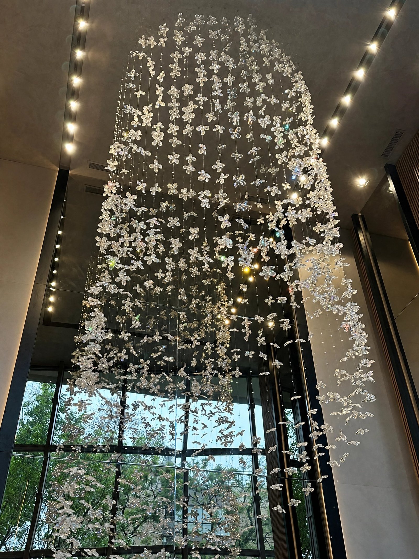 Legacy Powered by Porsche Consulting - Porto Alegre — Arco de cristal em flores suspensas