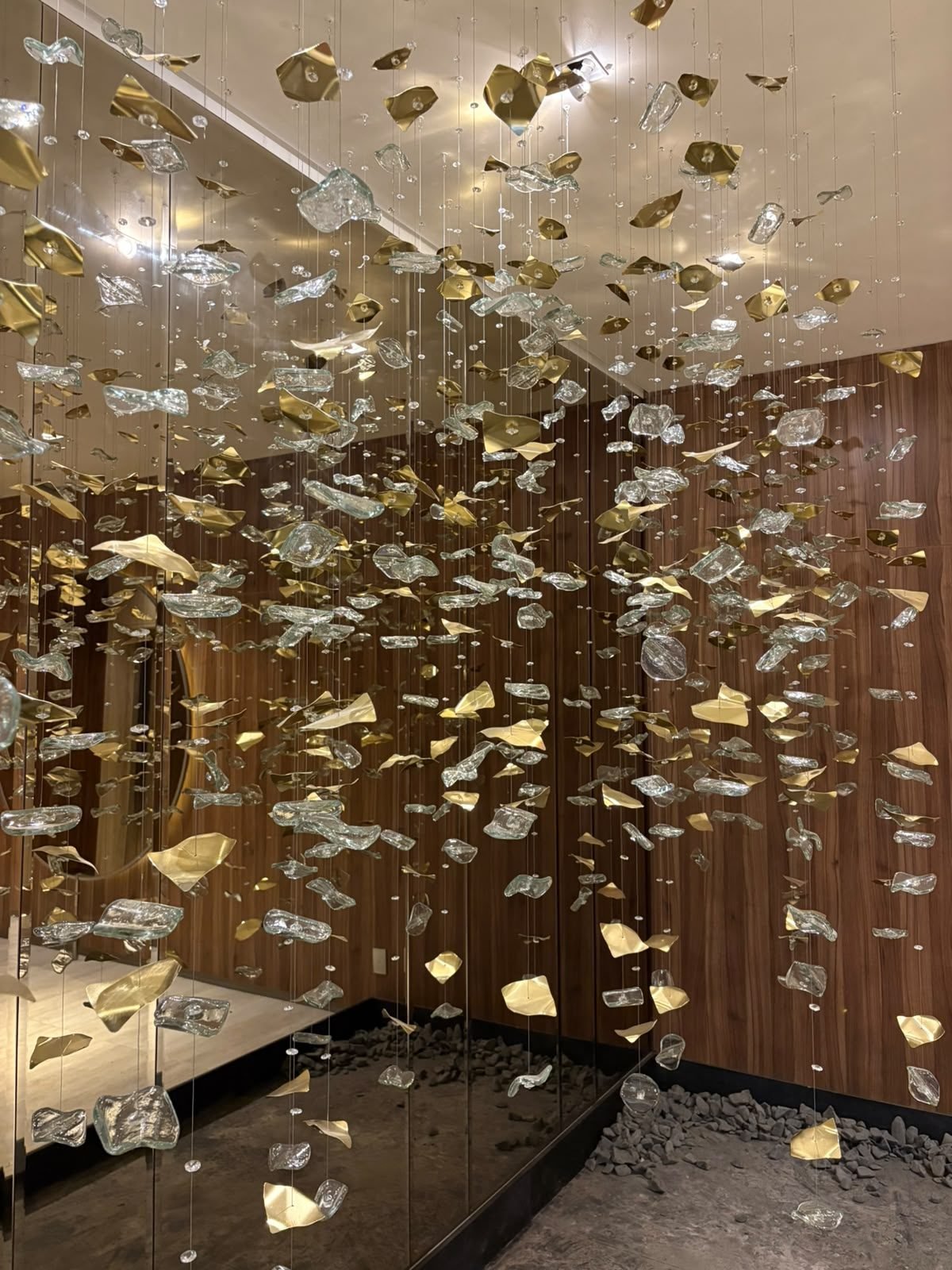 Casa Ibirapuera — Chuva de Cristal e Folhas Douradas — Chuva de cristal e folhas douradas finalizada, vista de baixo