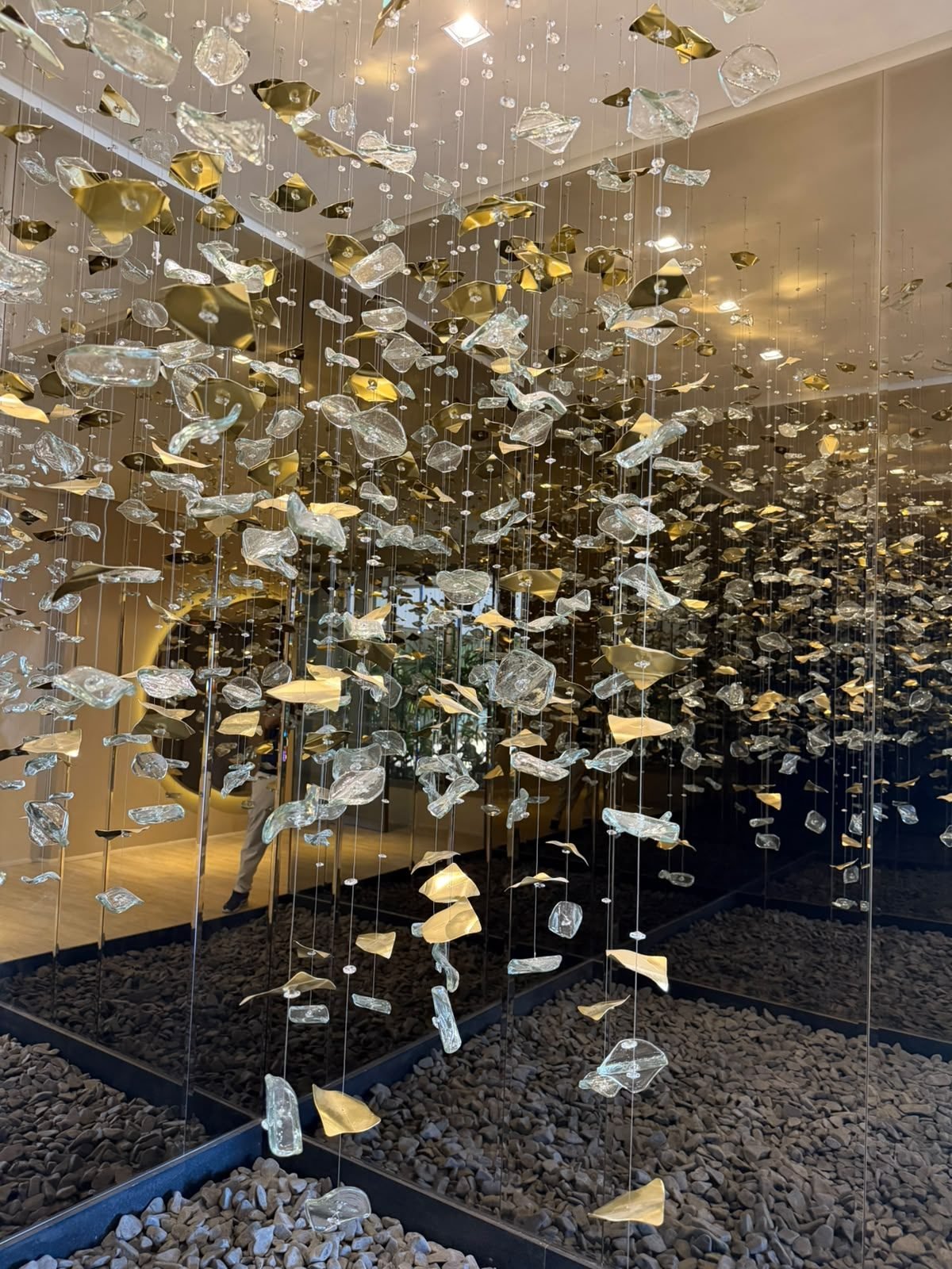 Casa Ibirapuera — Chuva de Cristal e Folhas Douradas — Chuva de cristal e folhas douradas finalizada, vista noturna sobre o jardim de pedras