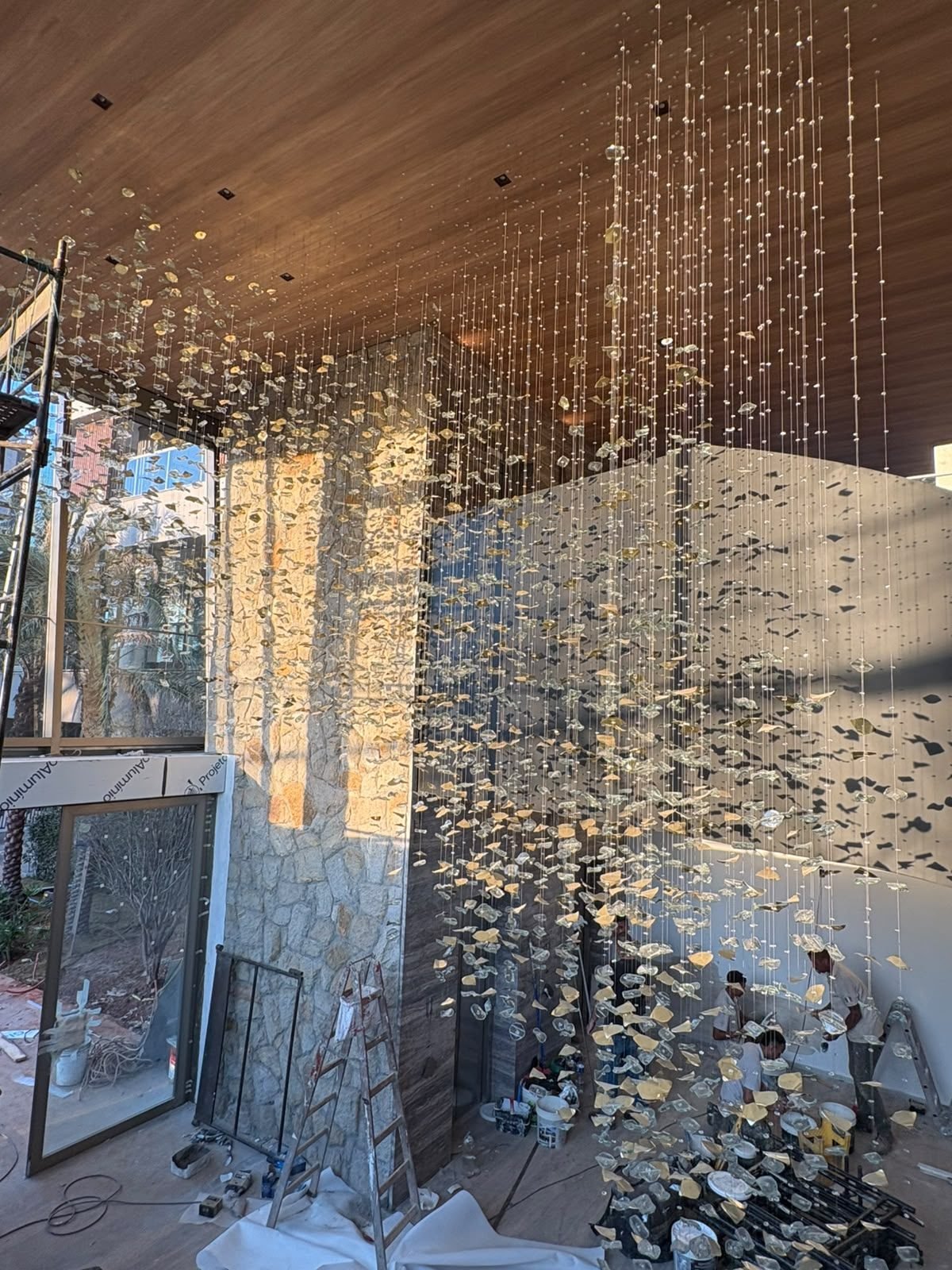Casa Ibirapuera — Cascata sobre a Escada em Espiral — Cascata de cristal e folhas douradas sobre a escada em espiral, vista geral