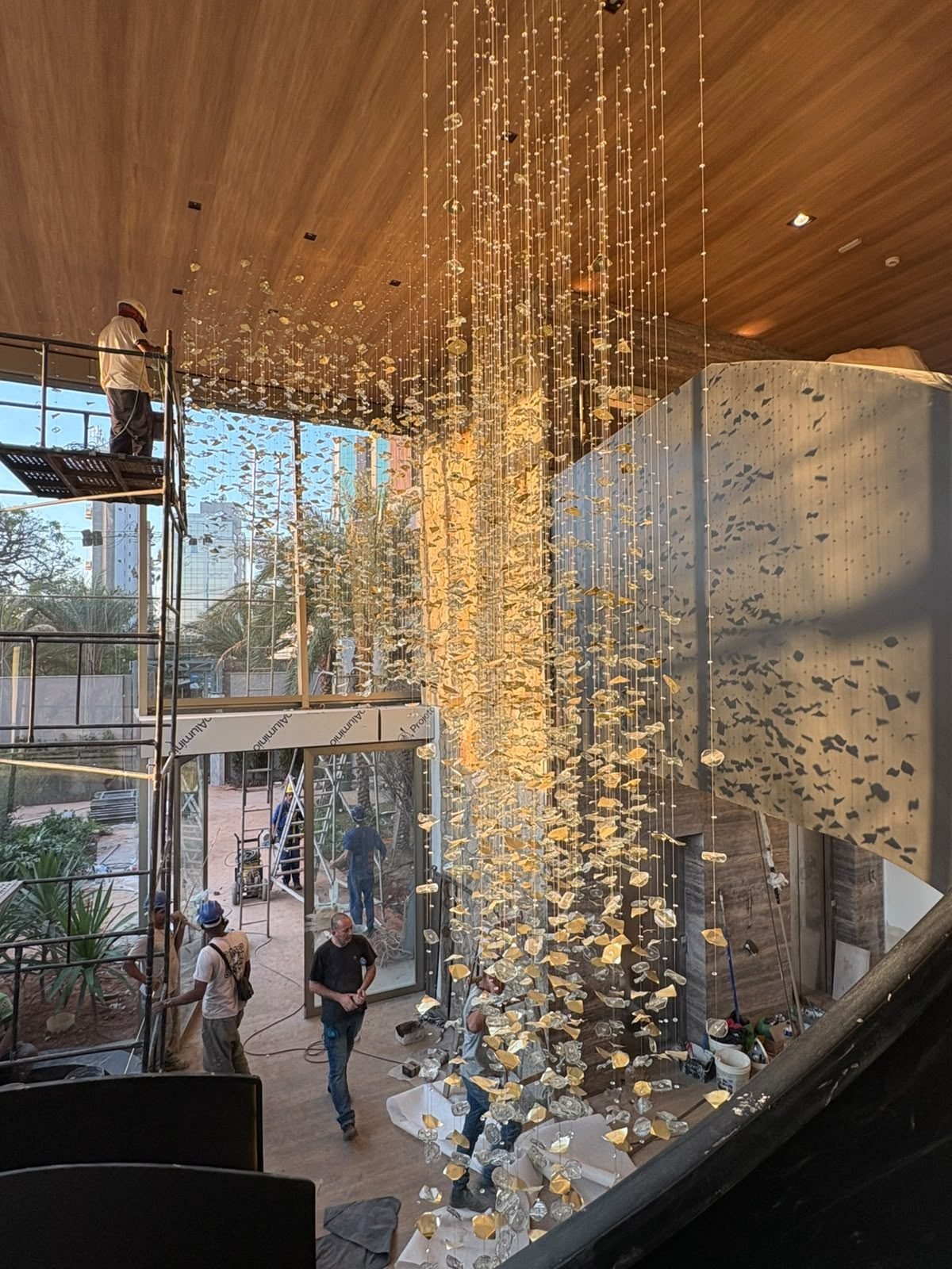 Casa Ibirapuera — Cascata sobre a Escada em Espiral — Cascata suspensa despejando sobre o vão da escada