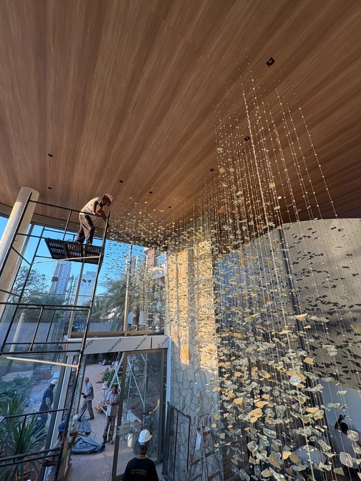 Casa Ibirapuera — Cascata sobre a Escada em Espiral — Detalhe da instalação junto ao pé-direito duplo envidraçado