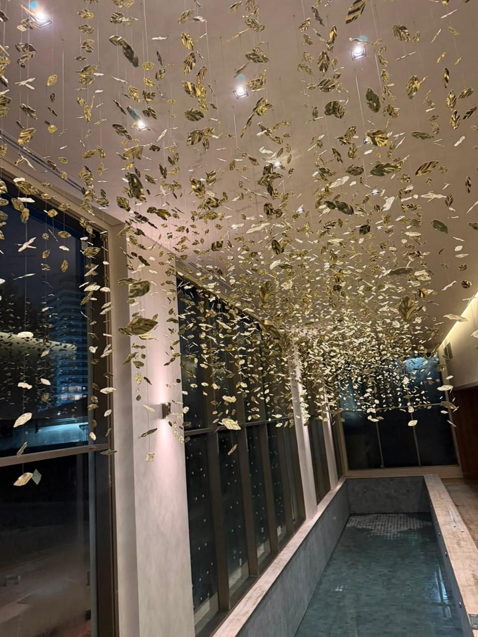 Casa Ibirapuera — Corredor em Folhas Douradas — Instalação de folhas douradas finalizada, vista sobre a piscina