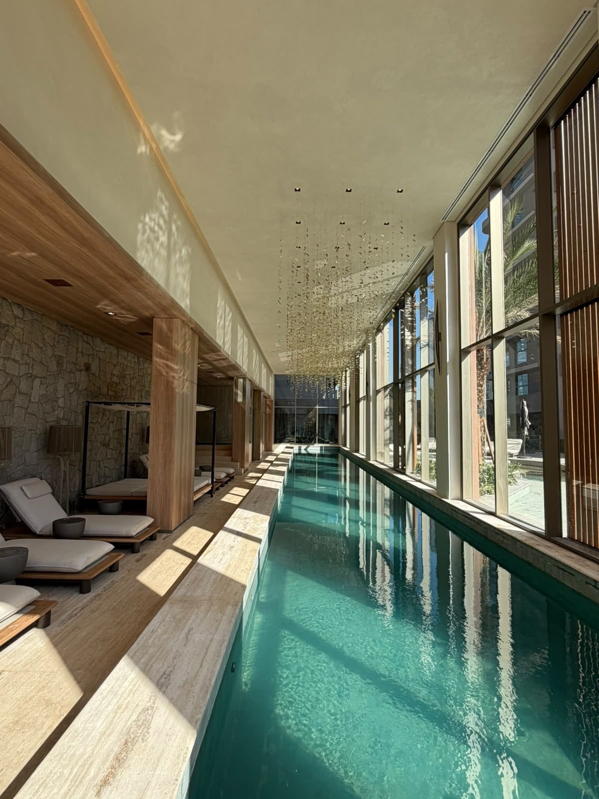 Casa Ibirapuera — Corredor em Folhas Douradas — Corredor de folhas douradas finalizado, vista da área de estar da piscina