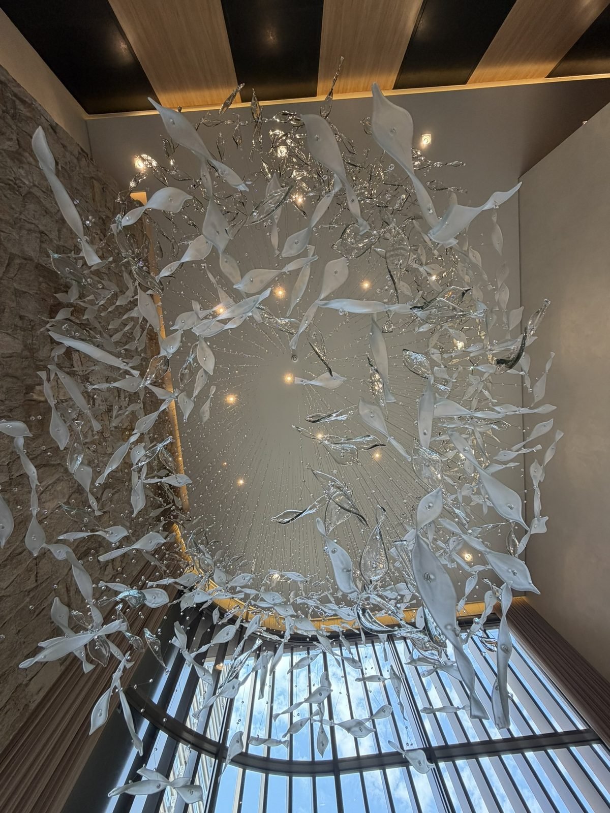 Casa Ibirapuera Torre 3 — Espiral de Folhas e Cristal no Lobby — Espiral iluminada pela luz natural da fachada, vista de baixo