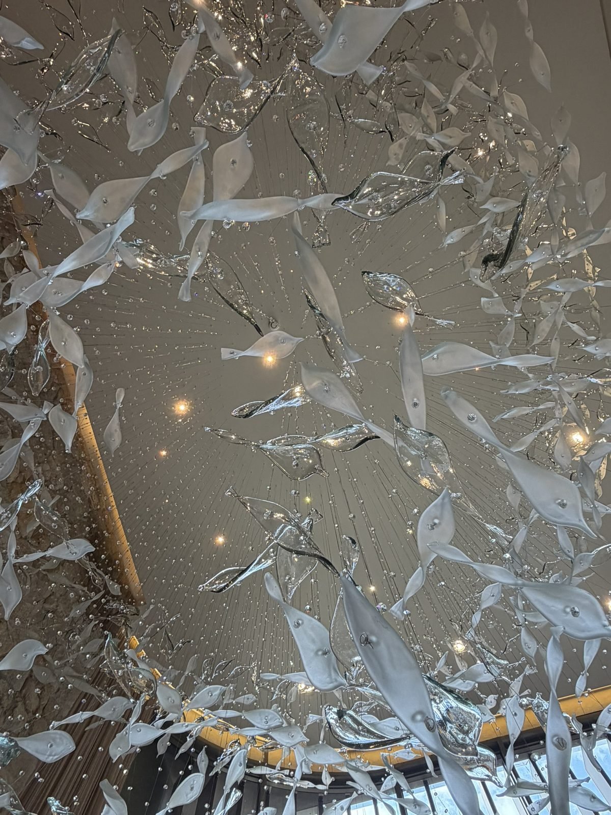 Casa Ibirapuera Torre 3 — Espiral de Folhas e Cristal no Lobby — Detalhe das folhas e fios de cristal sob os pontos de luz