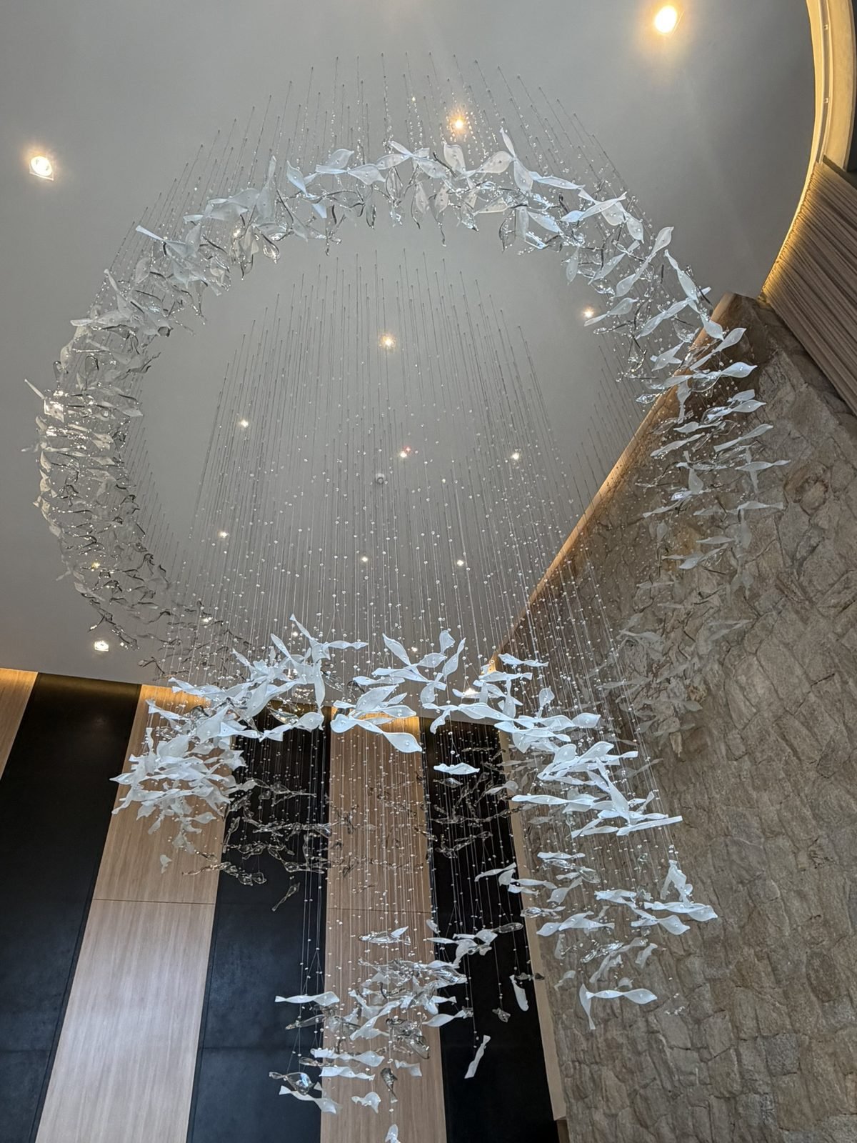 Casa Ibirapuera Torre 3 — Espiral de Folhas e Cristal no Lobby — Espiral de folhas e cristal descendo sobre o hall, vista de baixo