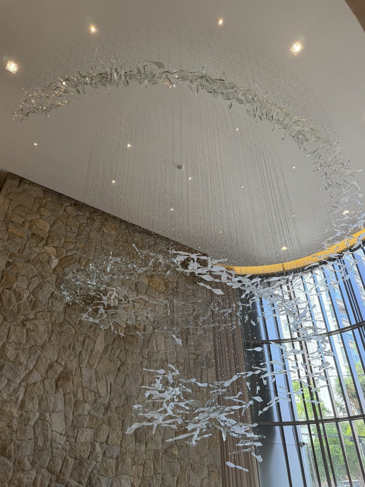 Casa Ibirapuera Torre 3 — Espiral de Folhas e Cristal no Lobby — Espiral vista junto à fachada envidraçada do lobby
