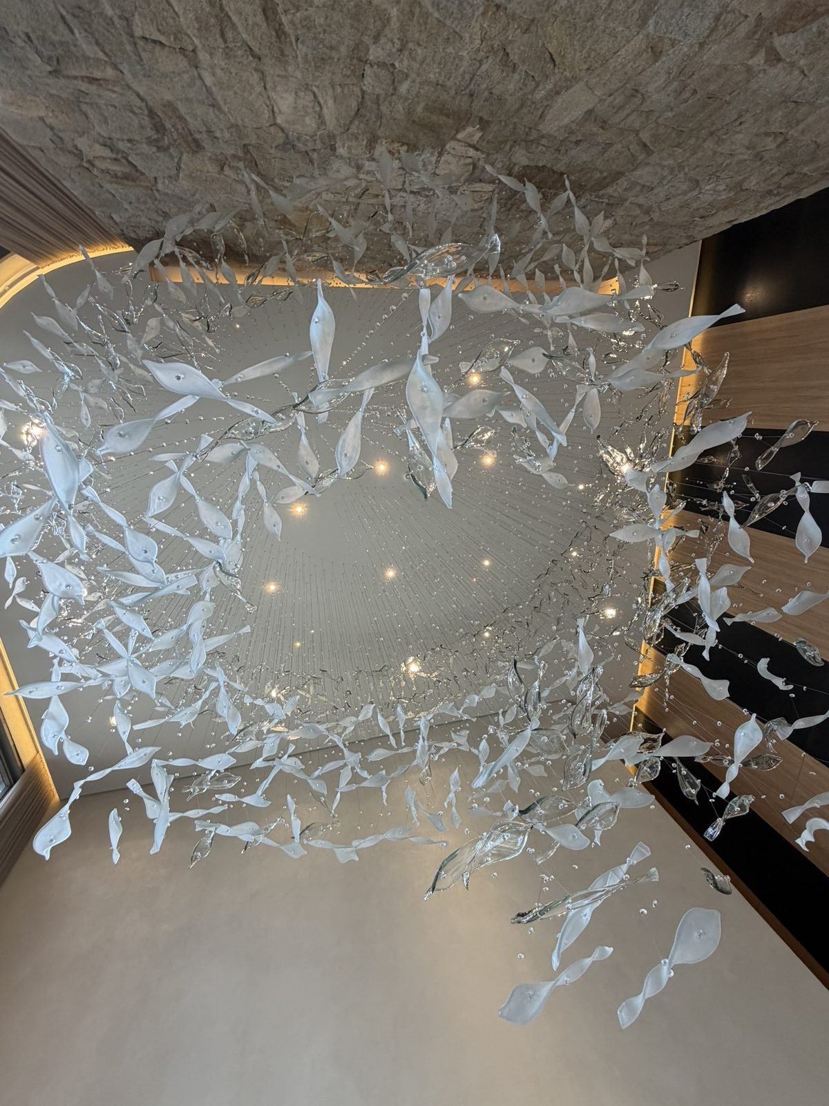 Casa Ibirapuera Torre 3 — Espiral de Folhas e Cristal no Lobby — Detalhe do anel superior da espiral junto à sanca iluminada