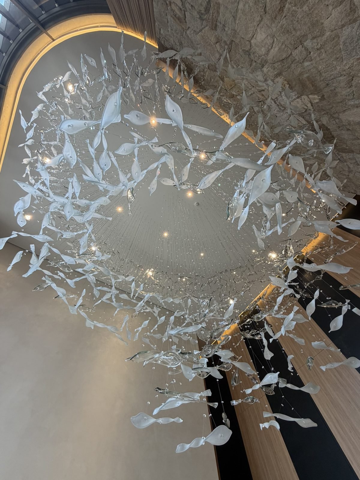 Casa Ibirapuera Torre 3 — Espiral de Folhas e Cristal no Lobby — Espiral vista de baixo, acompanhando a curva dourada da sanca