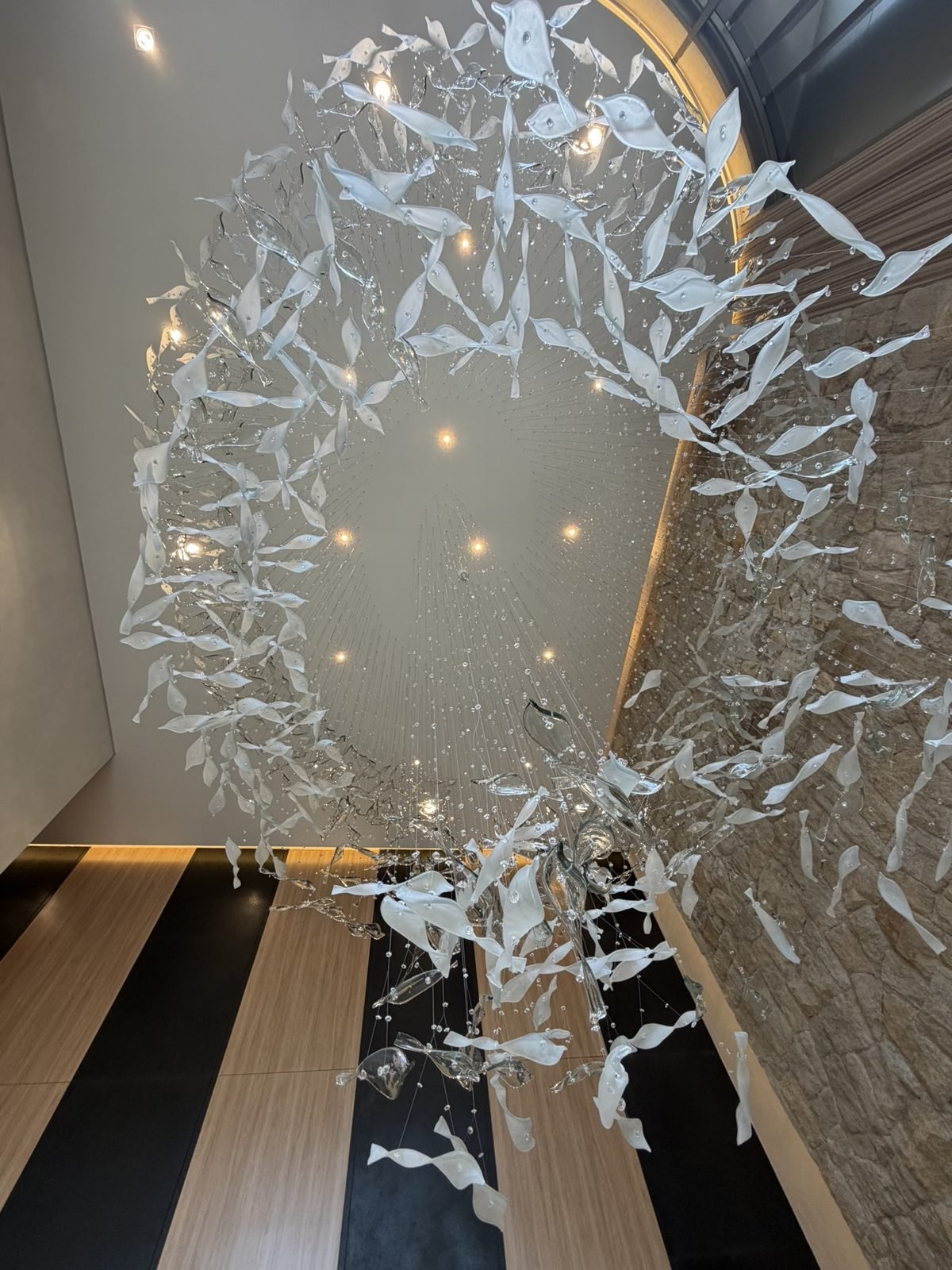 Casa Ibirapuera Torre 3 — Espiral de Folhas e Cristal no Lobby — Folhas e cristais em movimento circular, vista de baixo