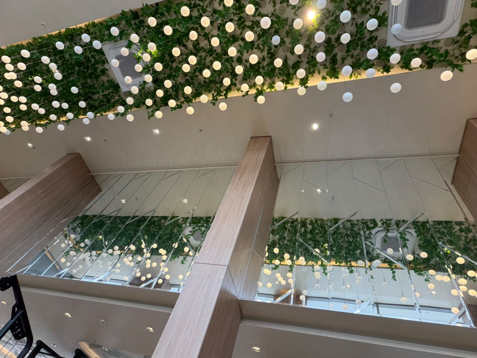 Cyrela Eden Park — Esferas Luminosas com Folhagem