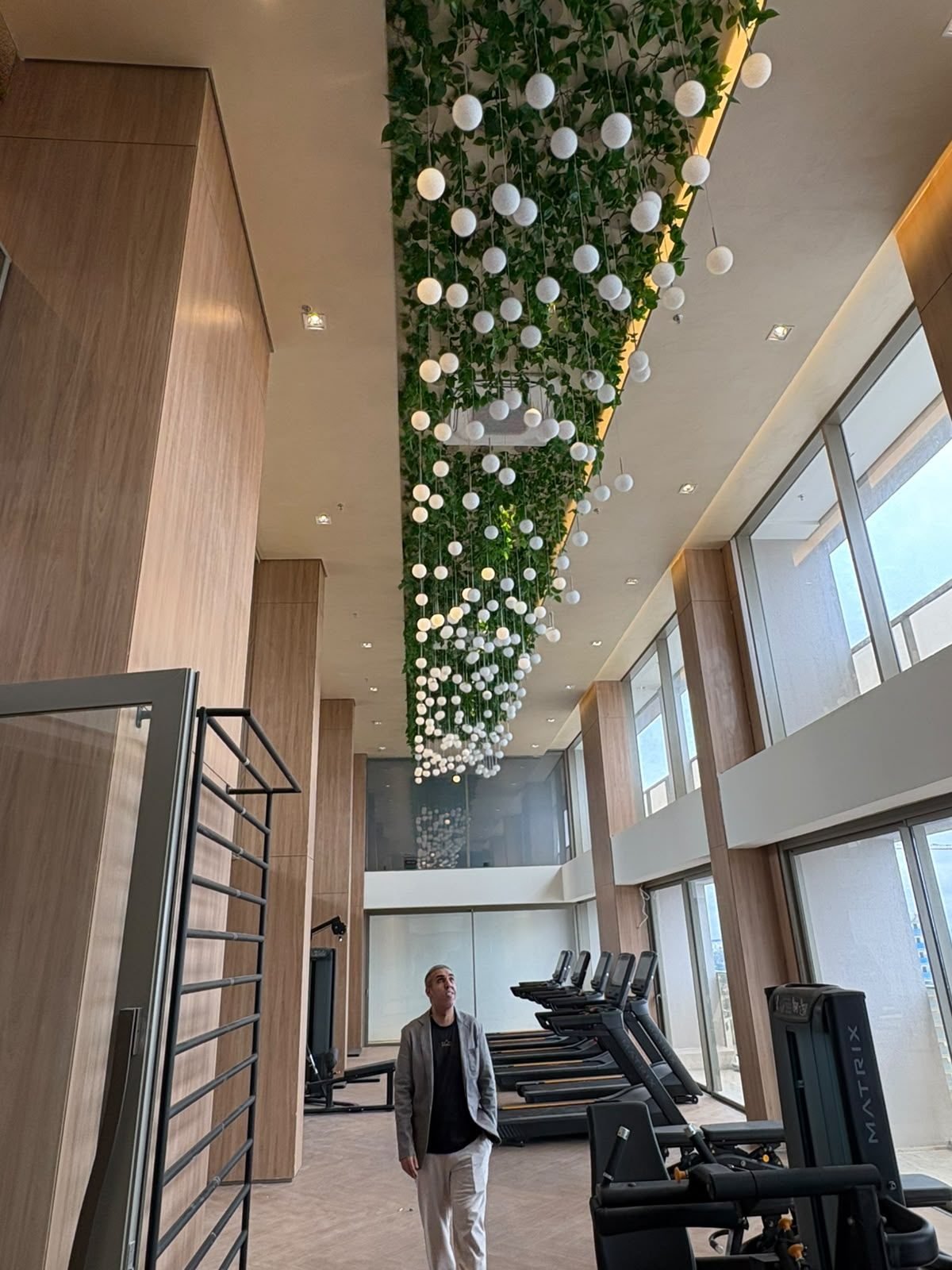 Cyrela Eden Park — Esferas Luminosas com Folhagem — Esferas luminosas suspensas entre folhagem, no teto