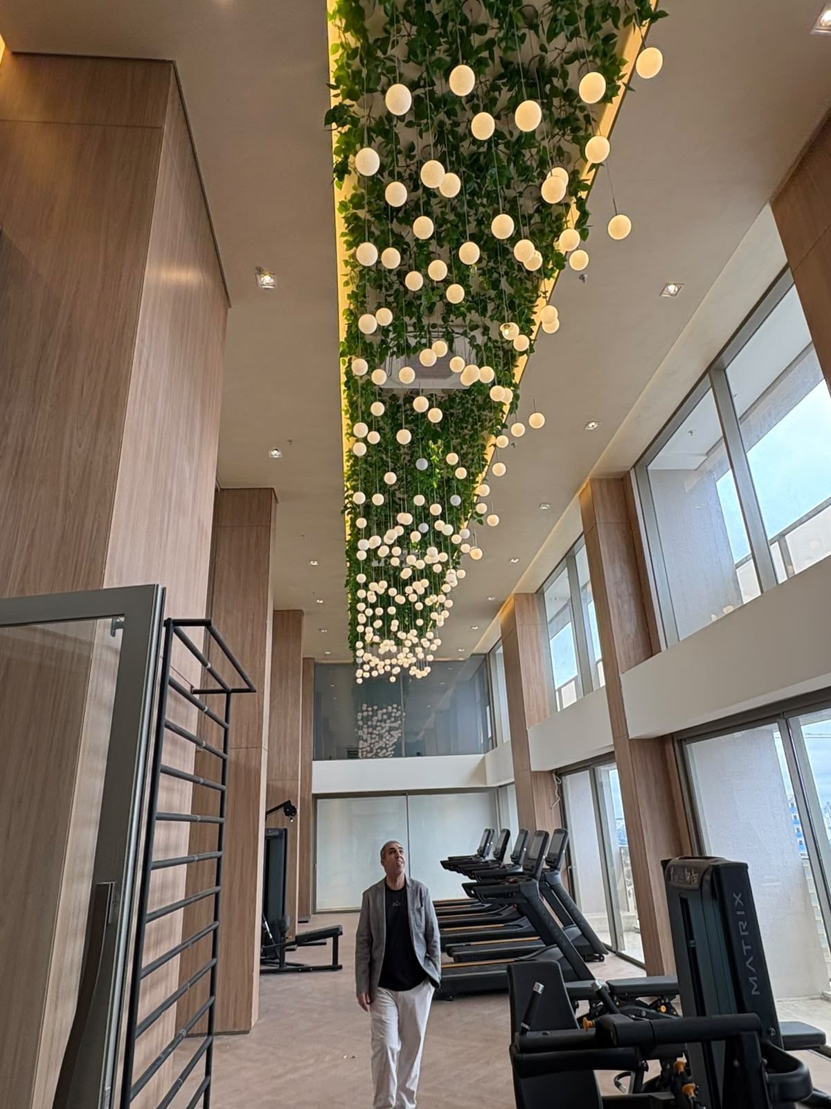 Cyrela Eden Park — Esferas Luminosas com Folhagem — Esferas luminosas suspensas entre folhagem, no teto