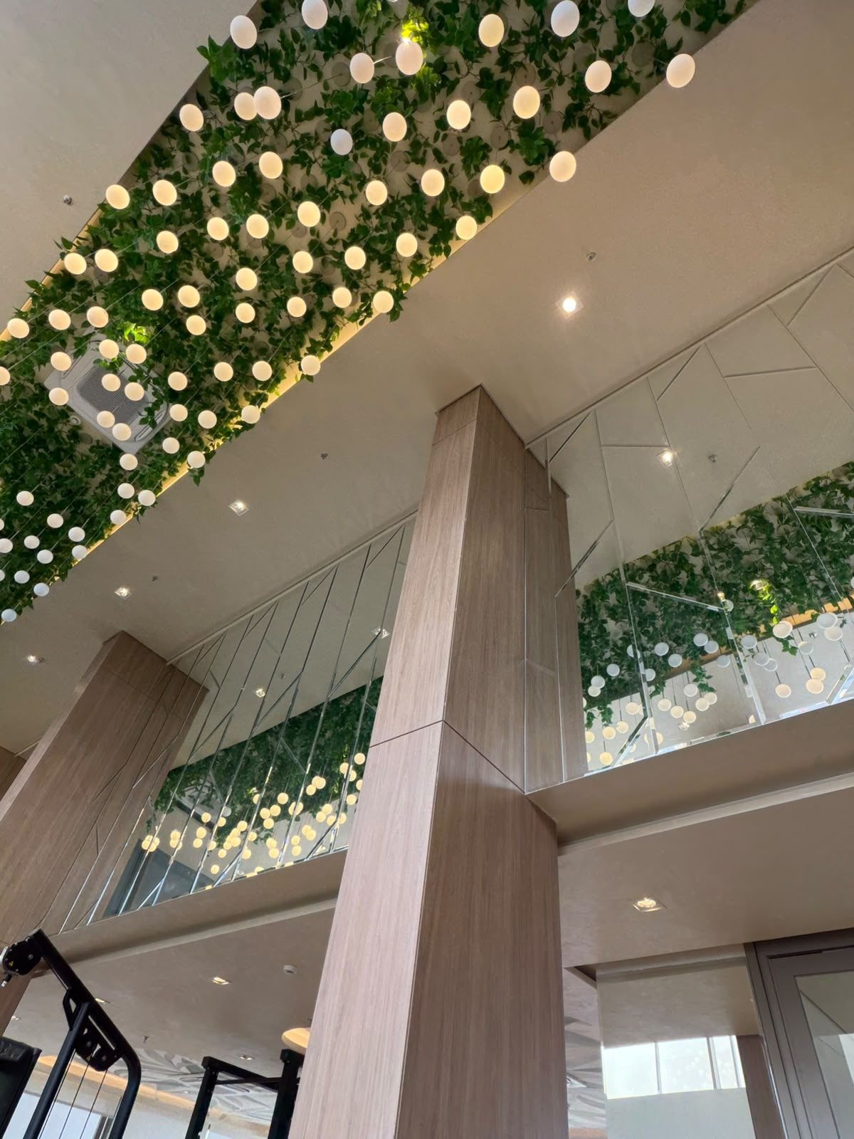 Cyrela Eden Park — Esferas Luminosas com Folhagem — Esferas luminosas suspensas entre folhagem, no teto