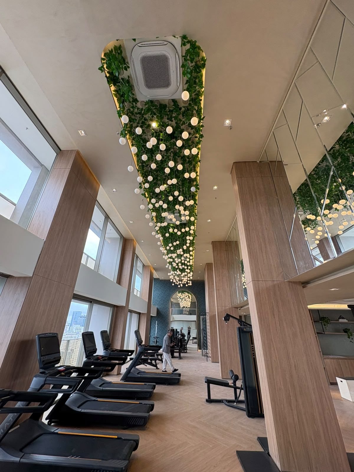 Cyrela Eden Park — Esferas Luminosas com Folhagem — Esferas luminosas suspensas entre folhagem, no teto