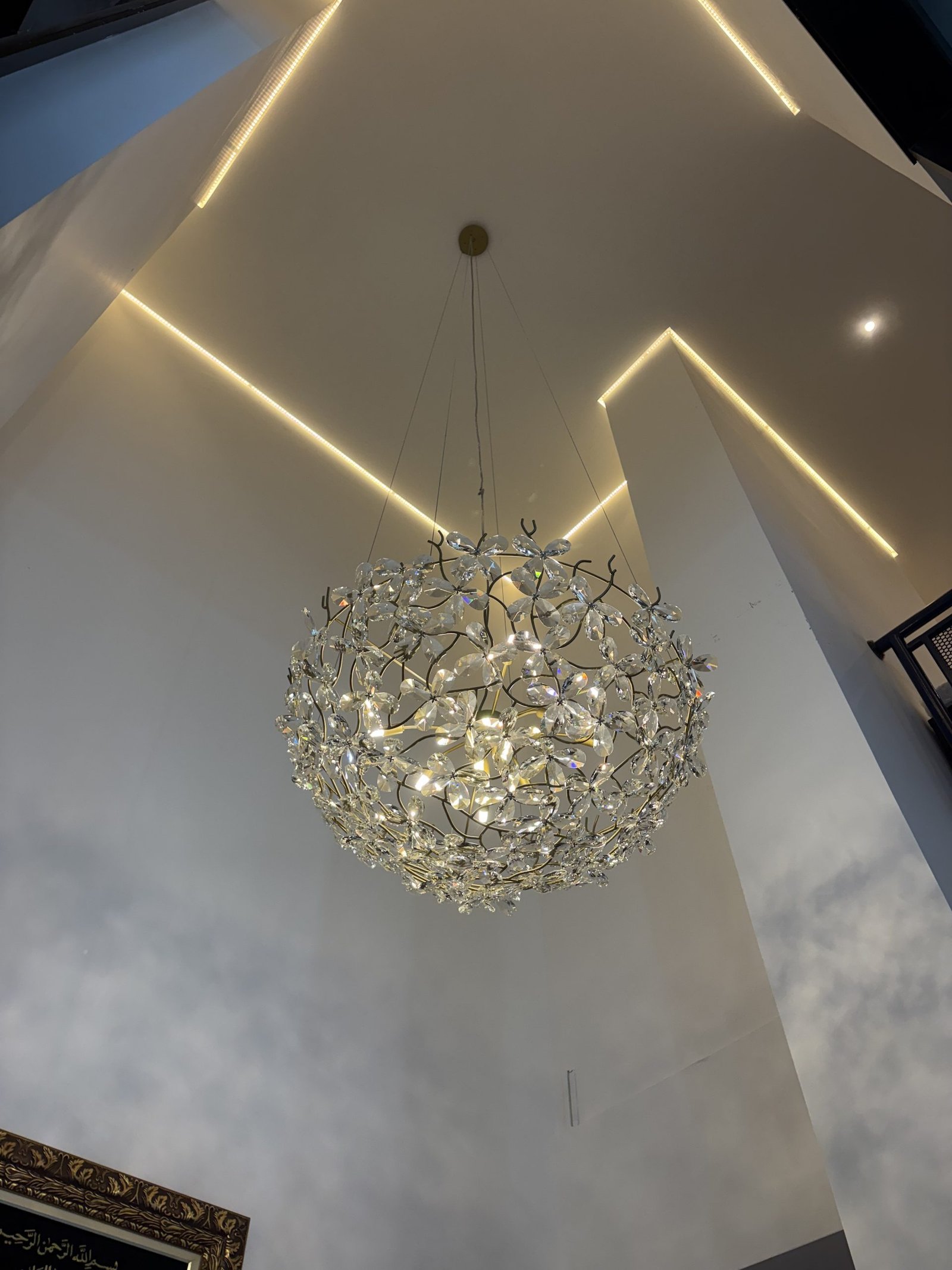 Loja EGP Viagens, Vila Mariana — Pendente Esférico em Flores de Cristal — Pendente esférico em flores de cristal, vista elevada