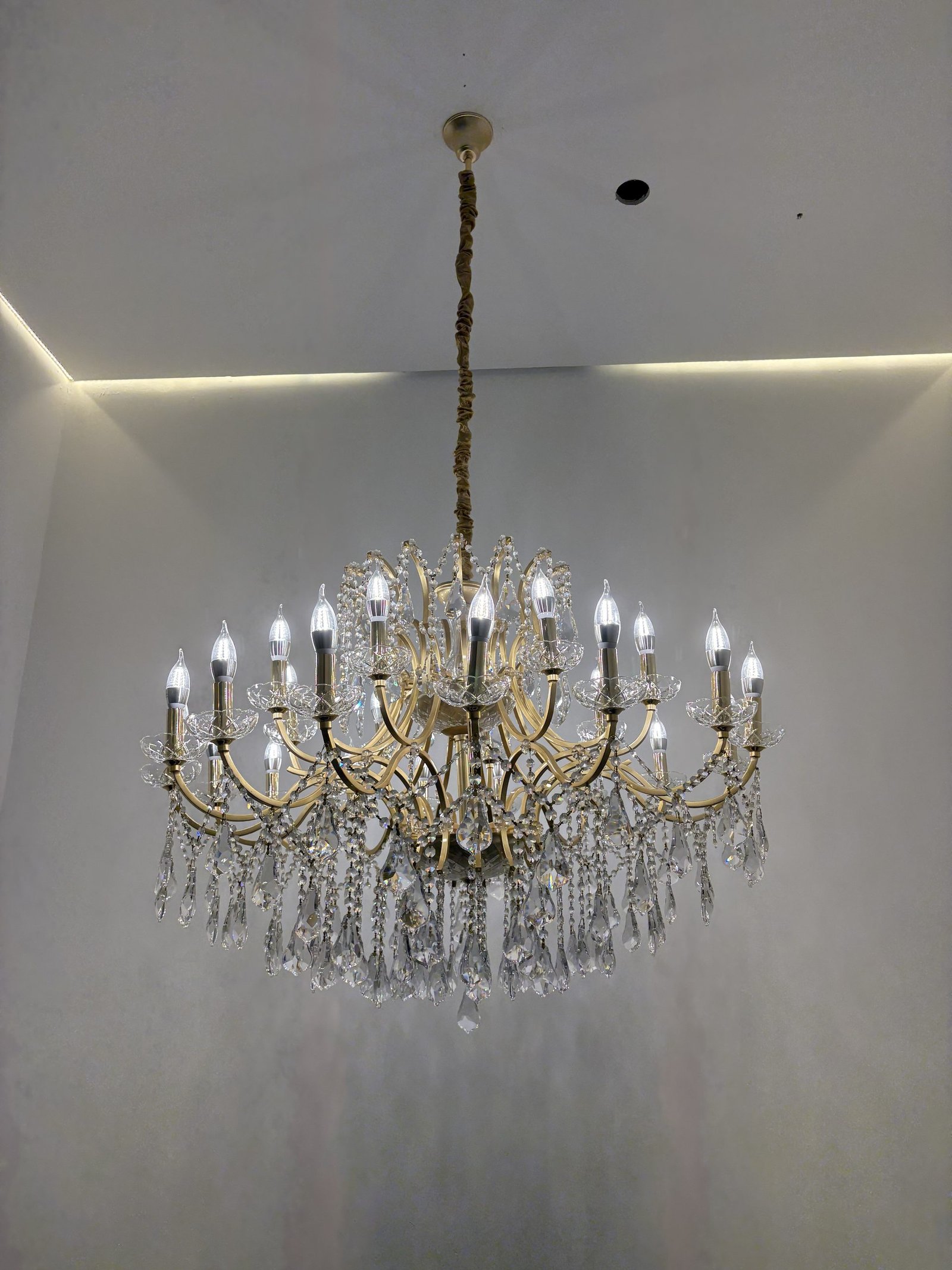 Loja EGP Viagens, Vila Mariana — Lustre Clássico em Cristal e Dourado — Lustre clássico em cristal, outro ângulo