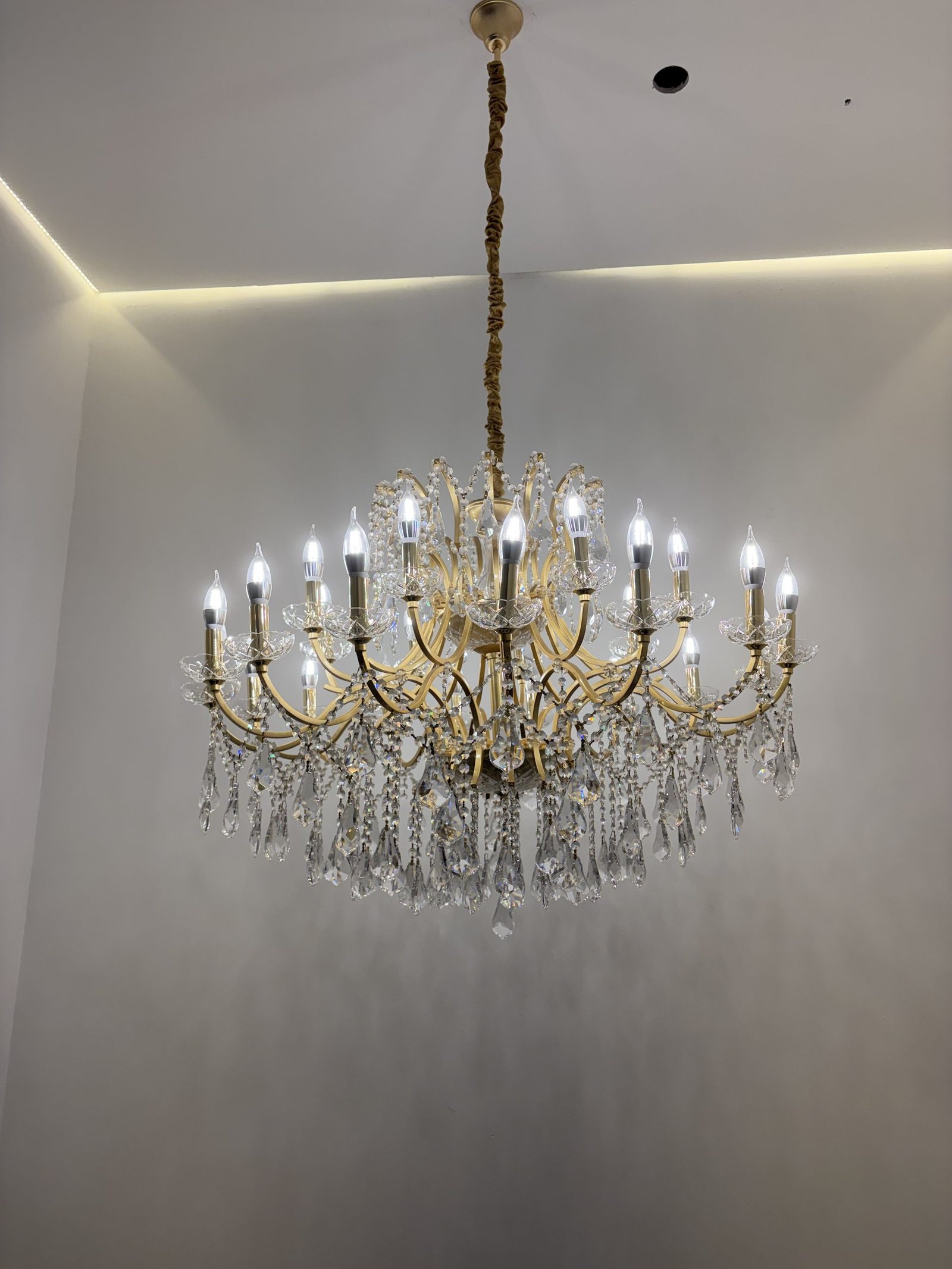 Loja EGP Viagens, Vila Mariana — Lustre Clássico em Cristal e Dourado — Lustre clássico em cristal e dourado