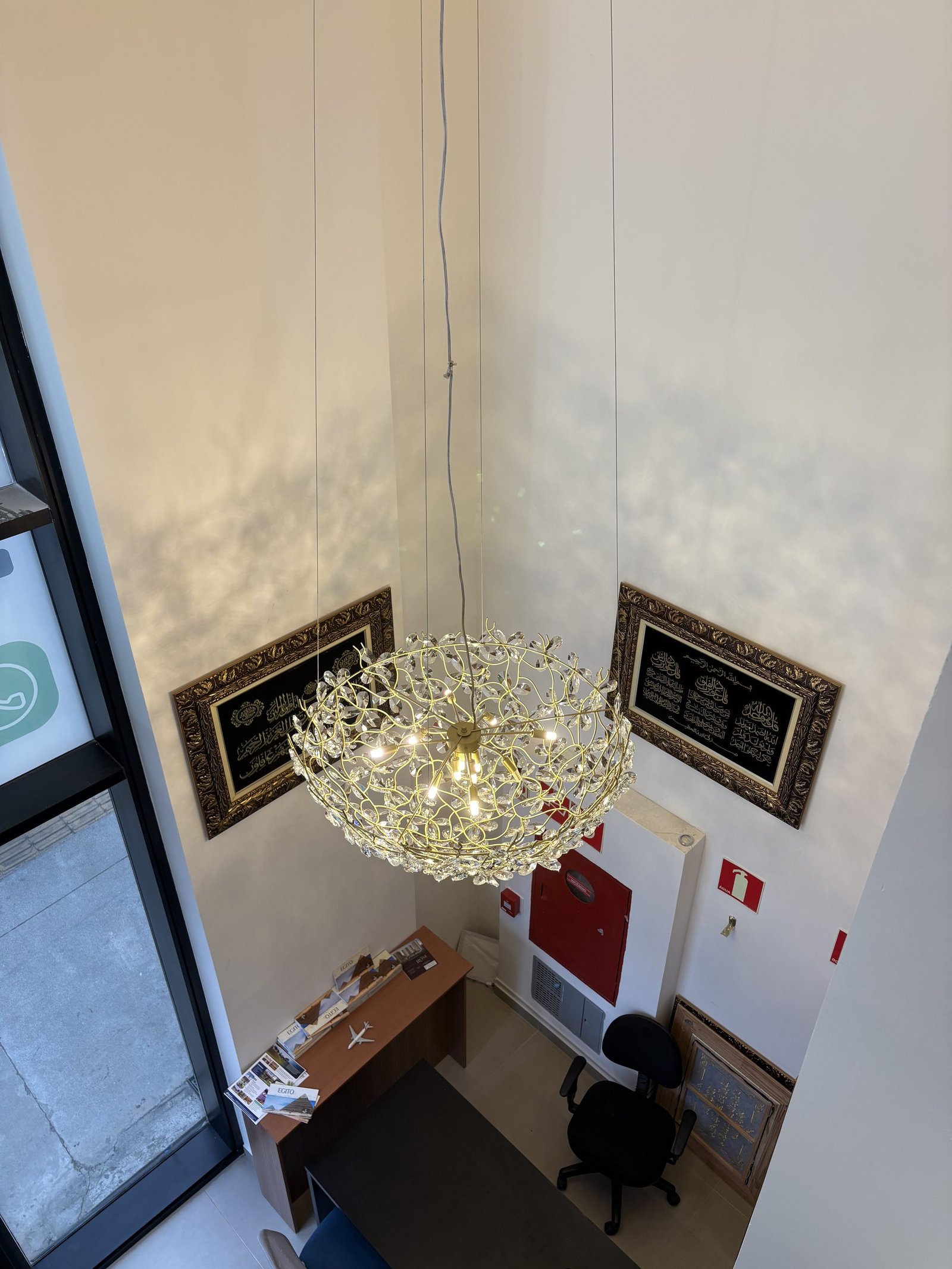 Loja EGP Viagens, Vila Mariana — Pendente Esférico em Flores de Cristal — Pendente floral sobre a recepção da loja