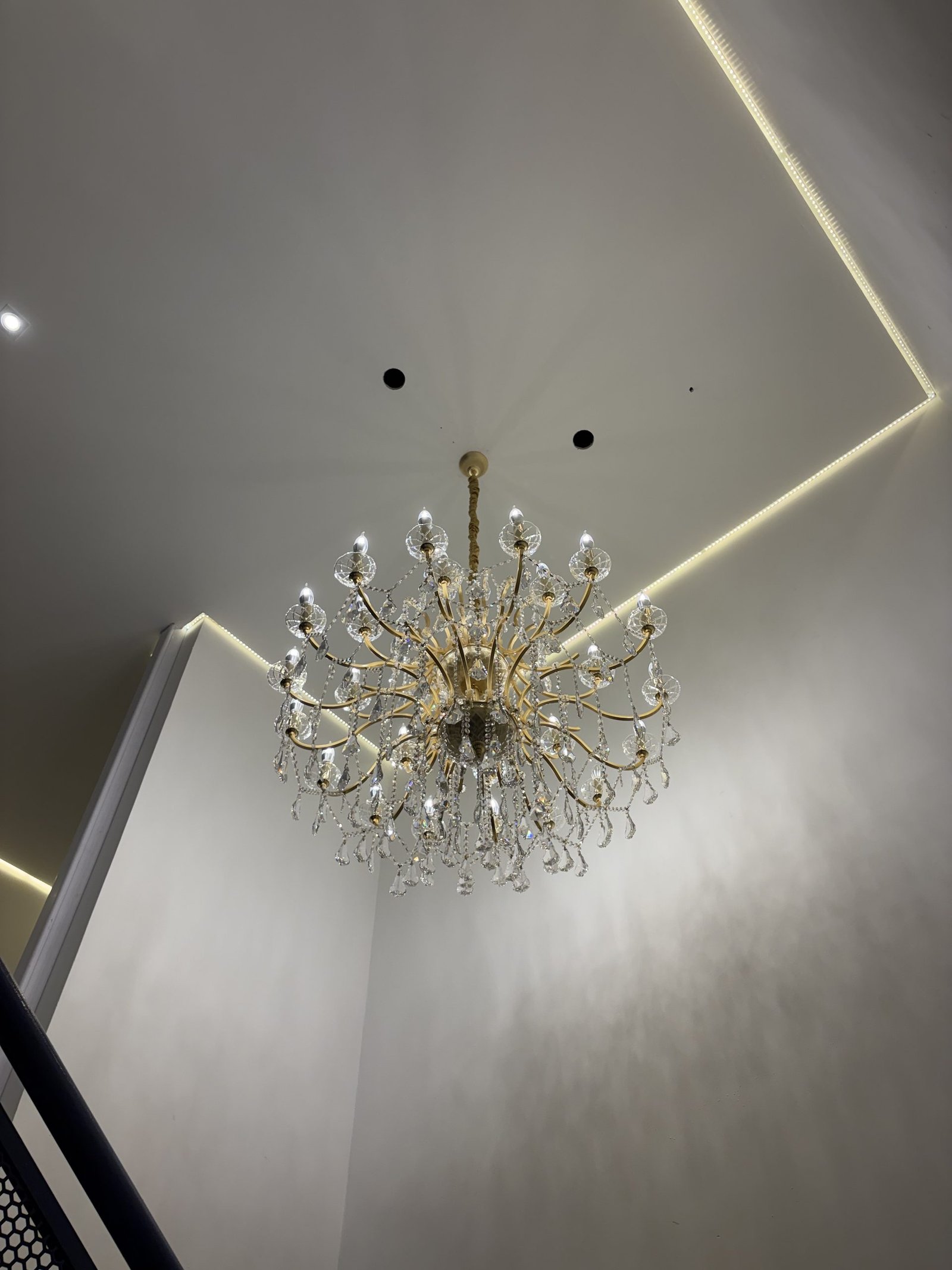 Loja EGP Viagens, Vila Mariana — Lustre Clássico em Cristal e Dourado — Lustre clássico em cristal e dourado, vista de baixo