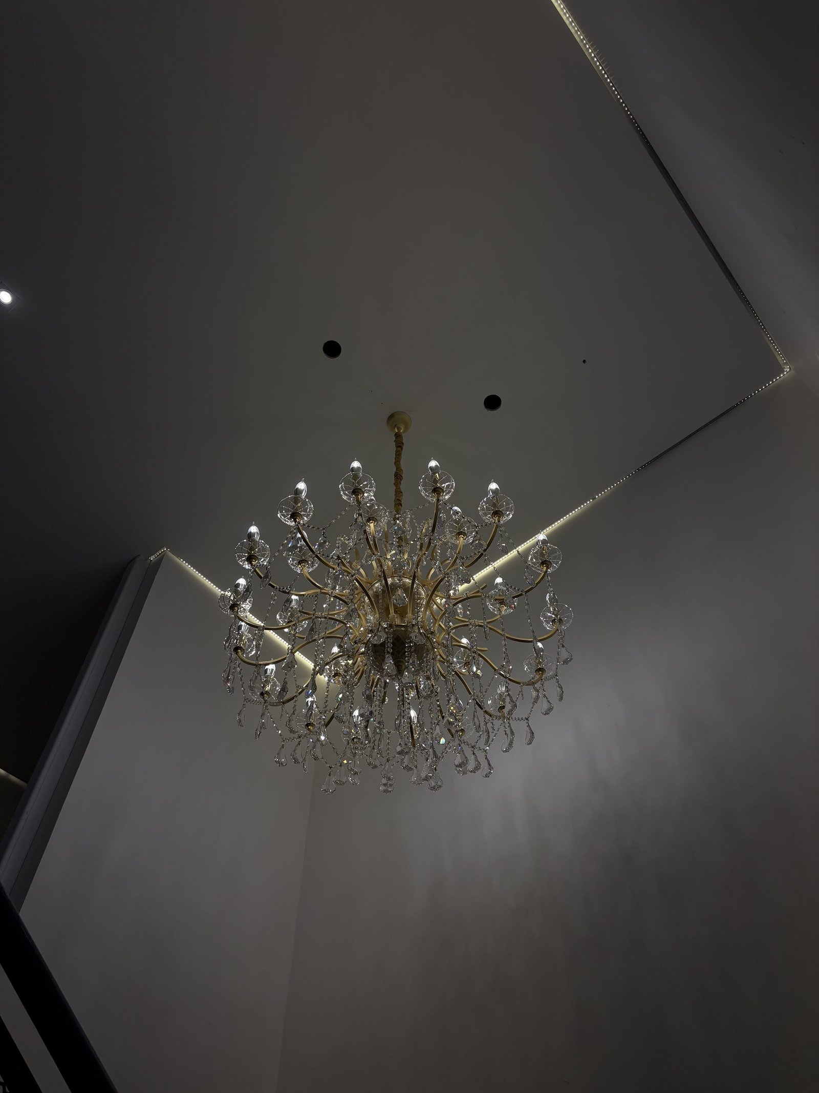 Loja EGP Viagens, Vila Mariana — Lustre Clássico em Cristal e Dourado — Lustre clássico em cristal e dourado, outro ângulo