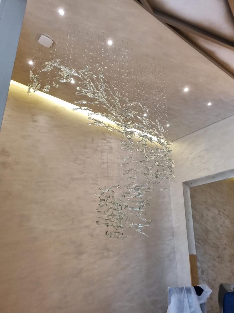 Cyrela Oscar Freire 1560 — Escultura de Peixes em Vidro Soprado — Escultura de peixes em vidro soprado fluindo pelo canto do teto