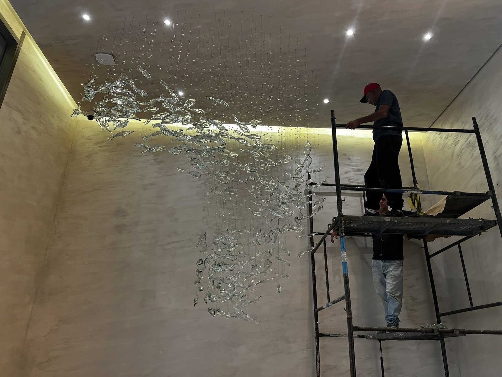Escultura de Peixes em Vidro Soprado — montagem