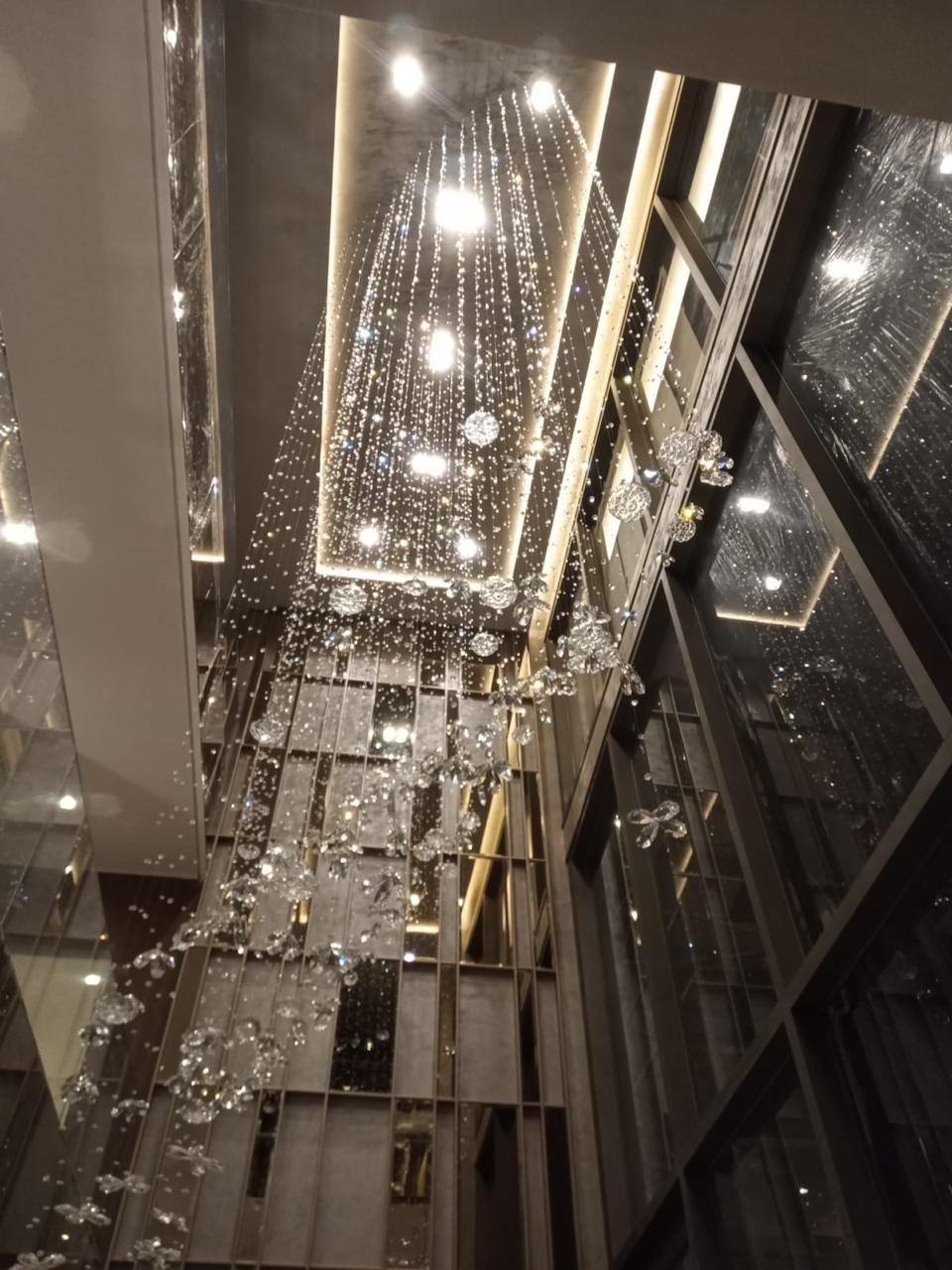 Cyrela Glass Art by Yoo — Cascata de cristal suspensa no átrio espelhado