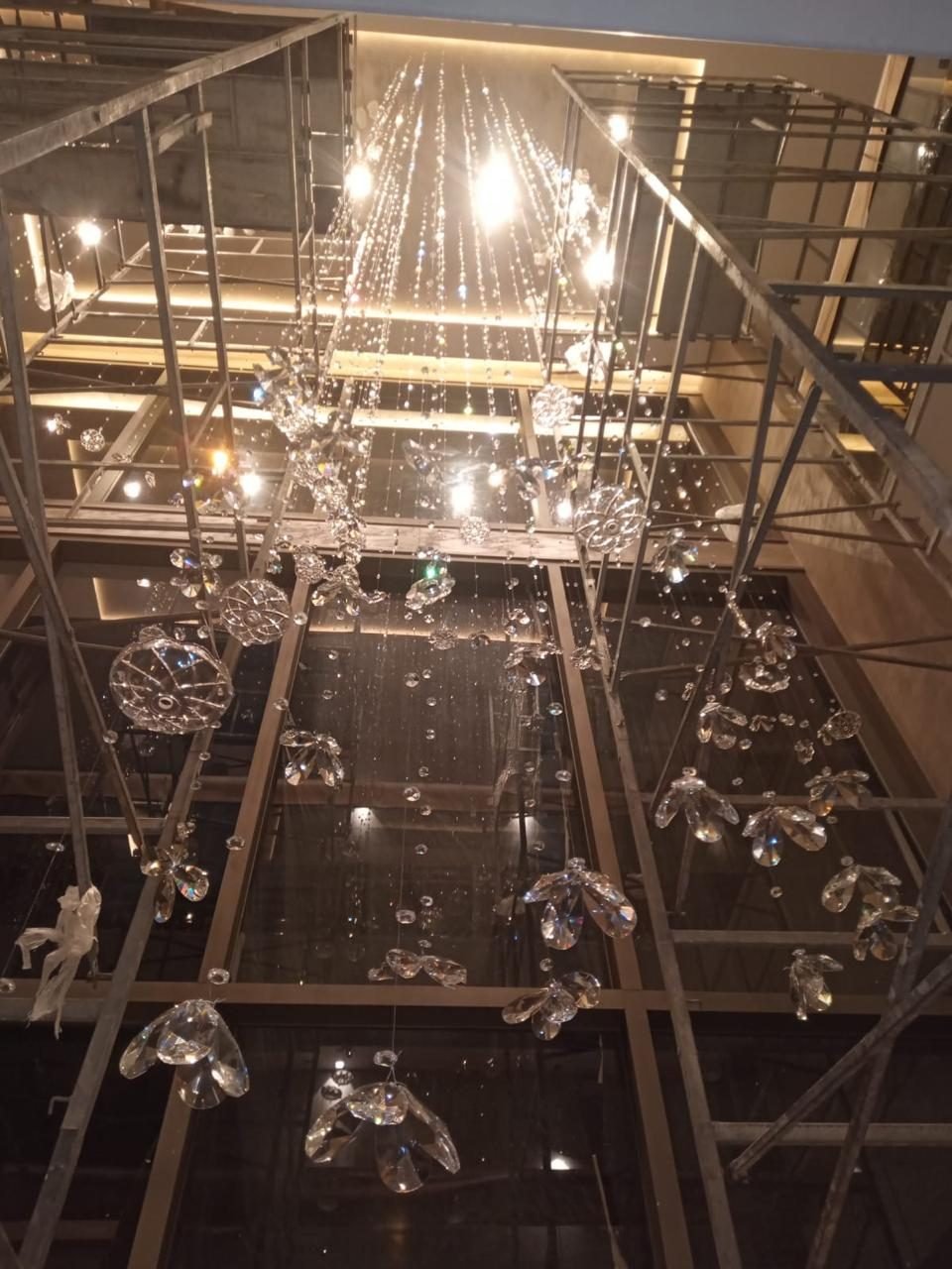 Cyrela Glass Art by Yoo — Clusters florais de cristal em instalação