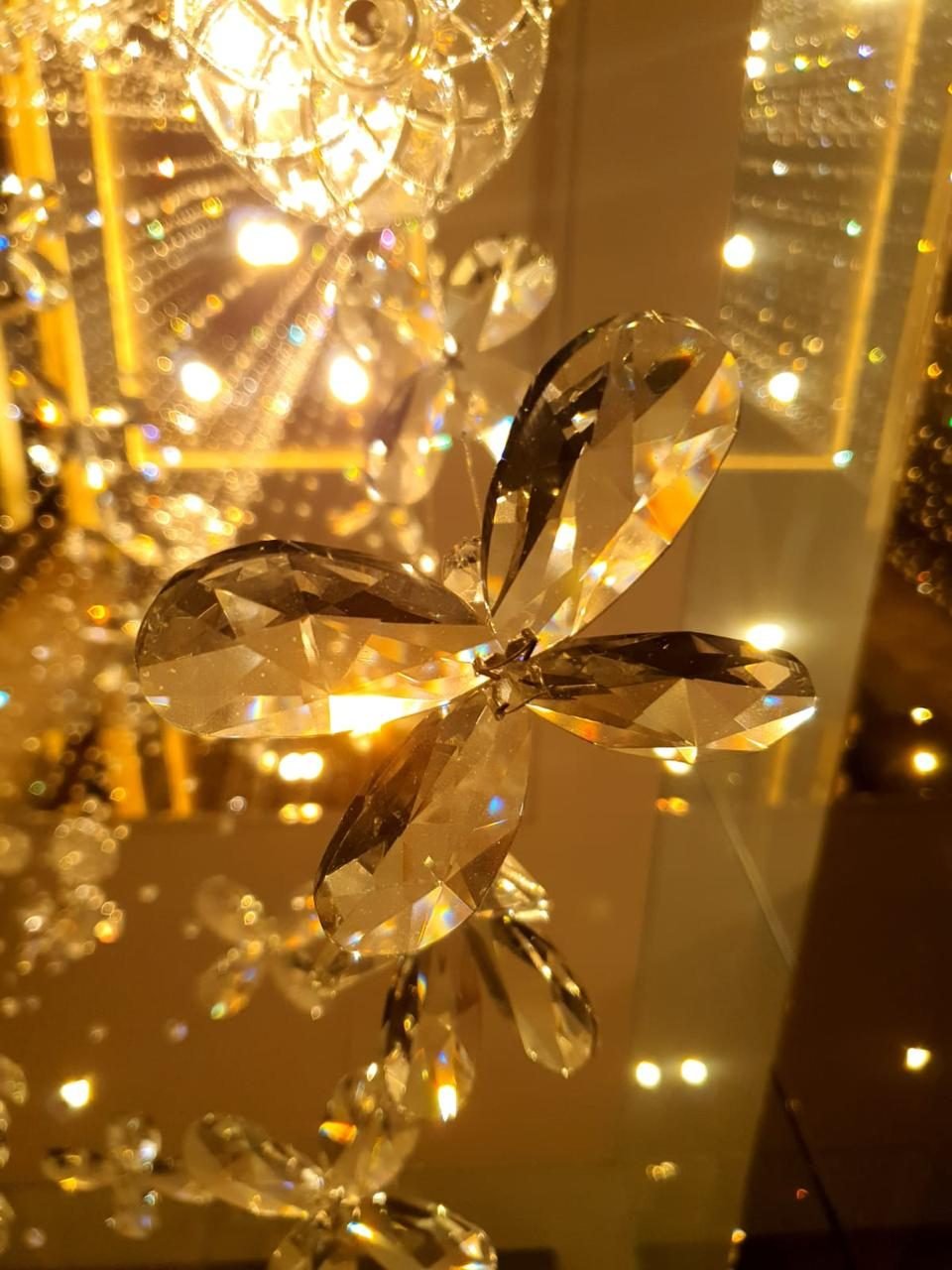 Cyrela Glass Art by Yoo — Detalhe do cluster floral de cristal