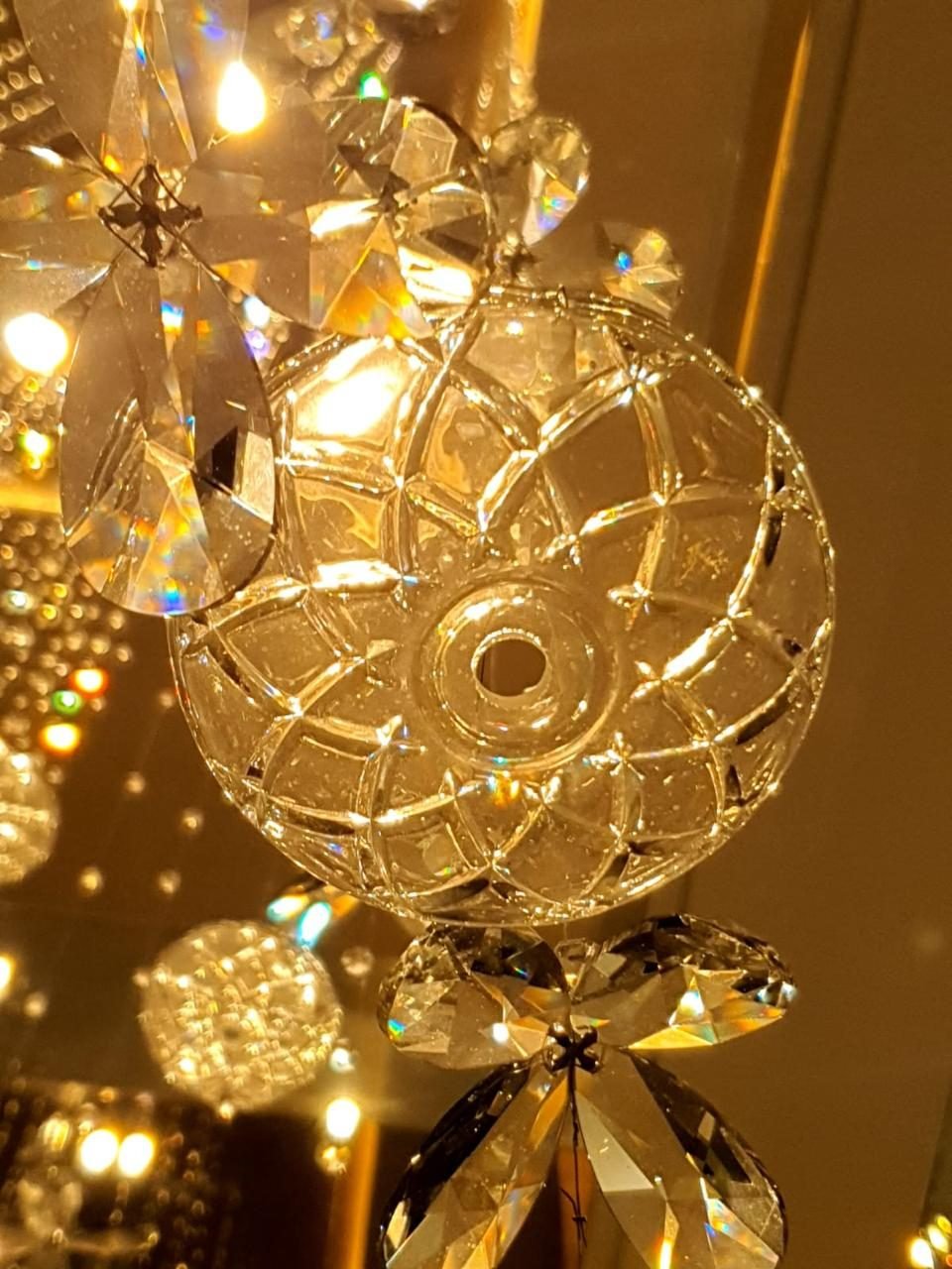 Cyrela Glass Art by Yoo — Detalhe de esfera de cristal facetada