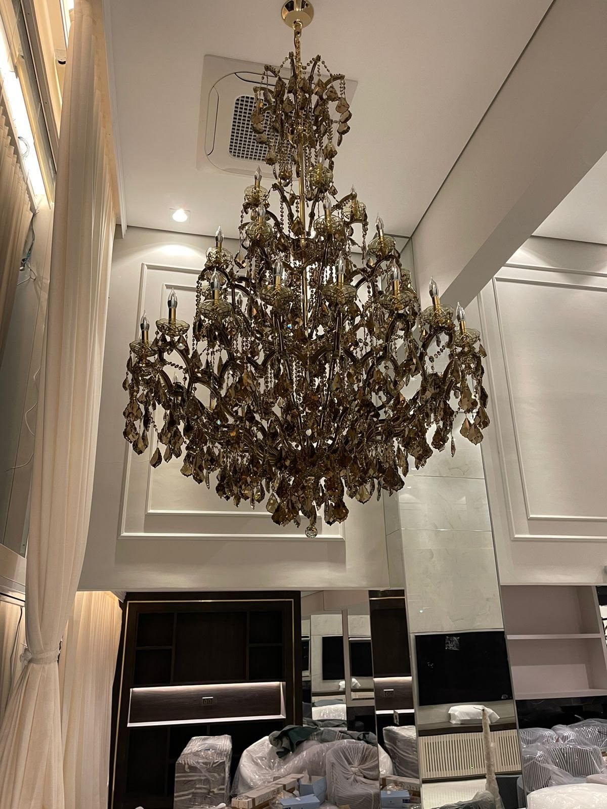 Residência Morumbi — Lustre clássico em cristal, na sala