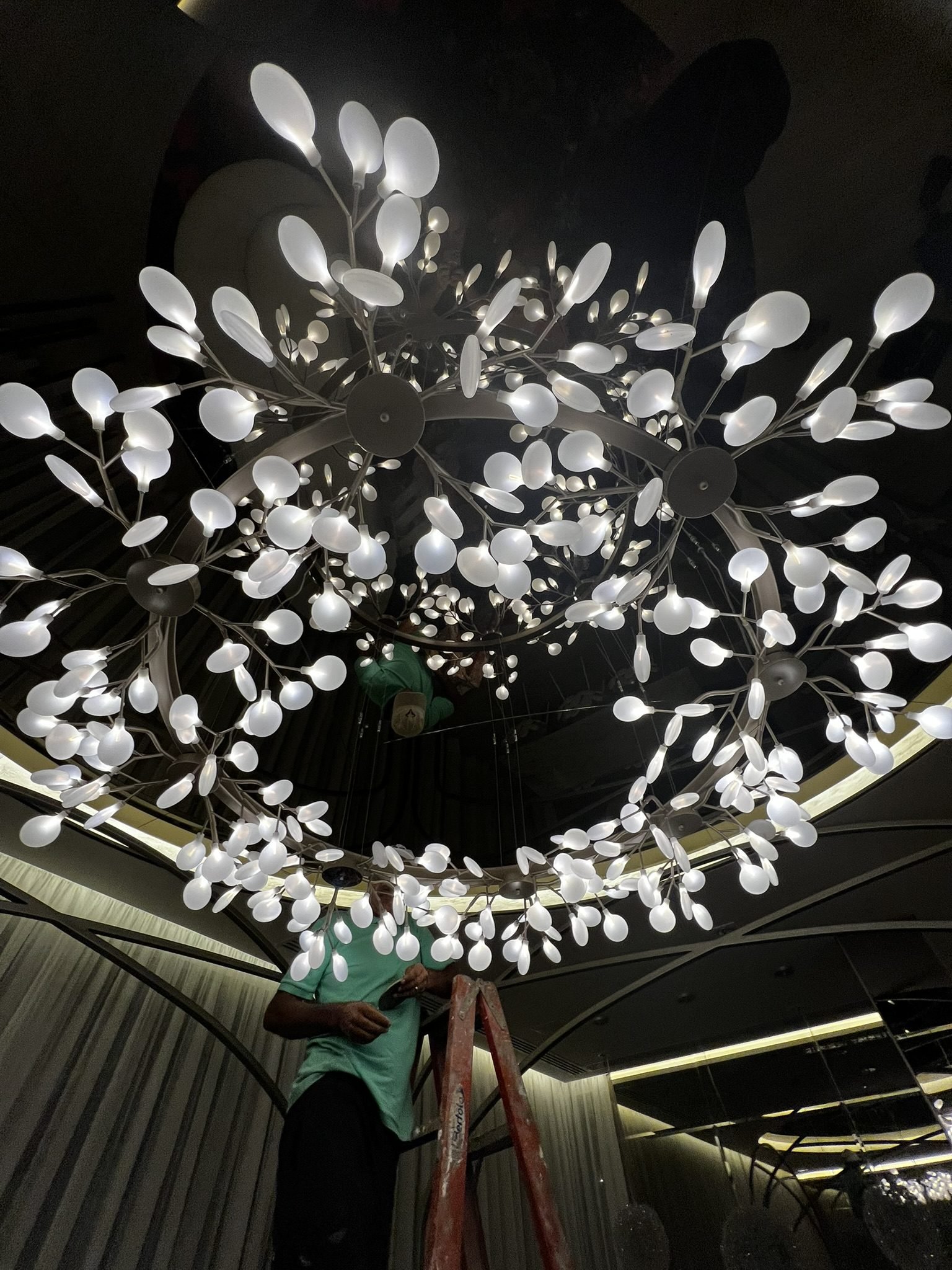 Cyrela Oscar Freire 1560 — Lustre em Anel de Folhas Iluminadas — lustre escultural em galhos iluminados