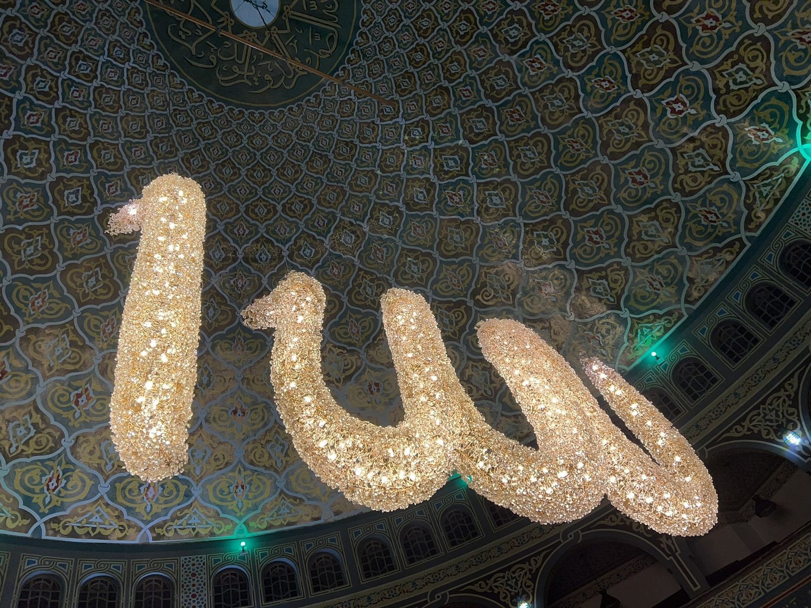 Mesquita Santo Amaro — Fiéis reunidos sob a caligrafia luminosa
