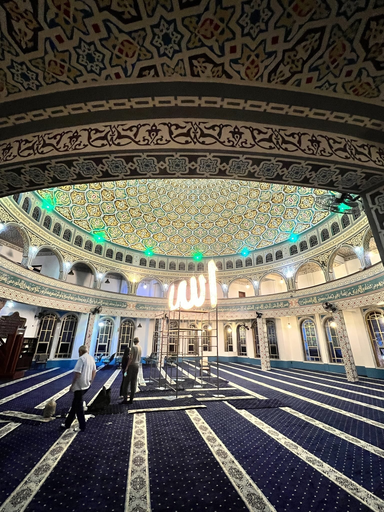 Mesquita Santo Amaro — Vista panorâmica da caligrafia luminosa, ainda em obra