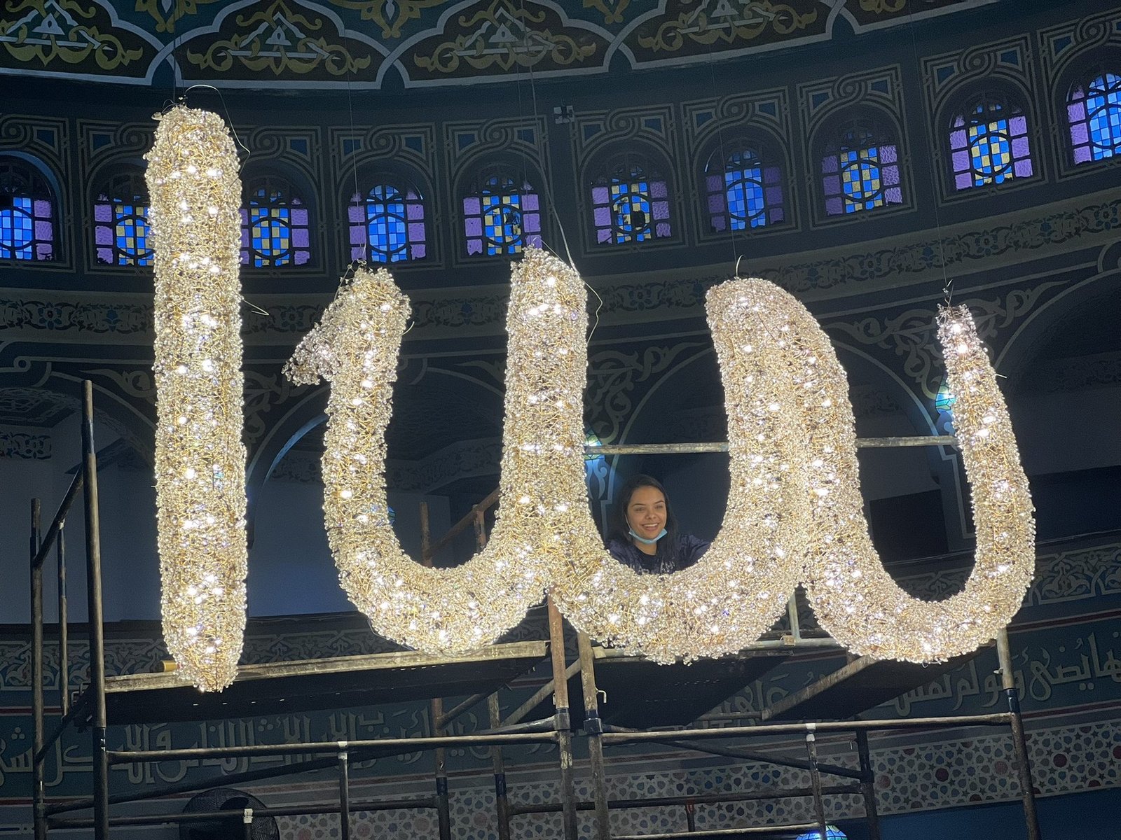 Mesquita Santo Amaro — Instalação da caligrafia luminosa, vista frontal