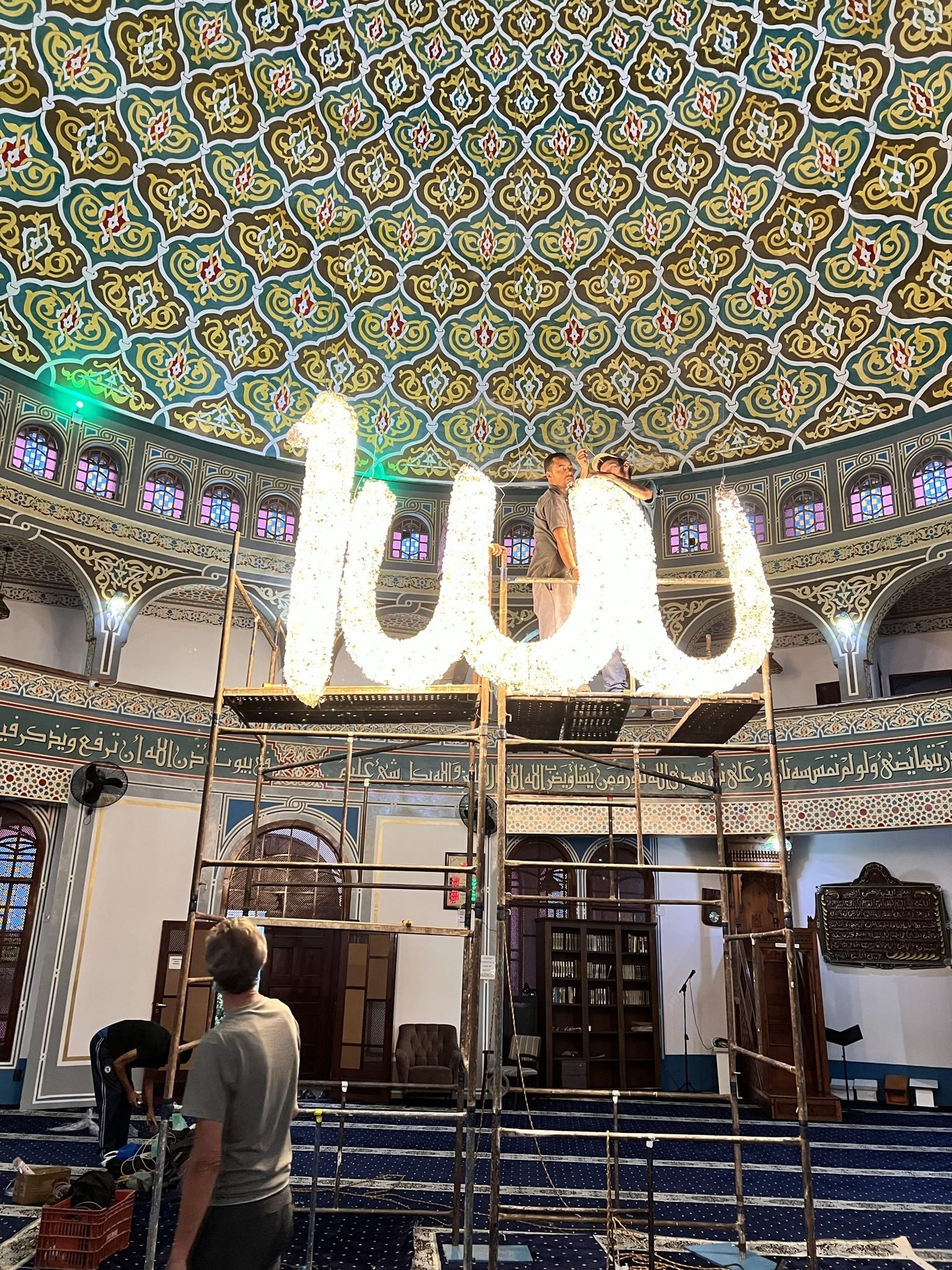 Mesquita Santo Amaro — Caligrafia luminosa em cristal, durante a instalação