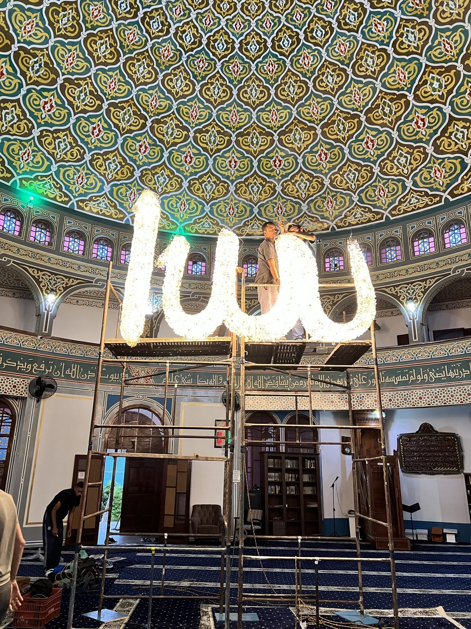 Mesquita Santo Amaro — Caligrafia luminosa em cristal, durante a instalação