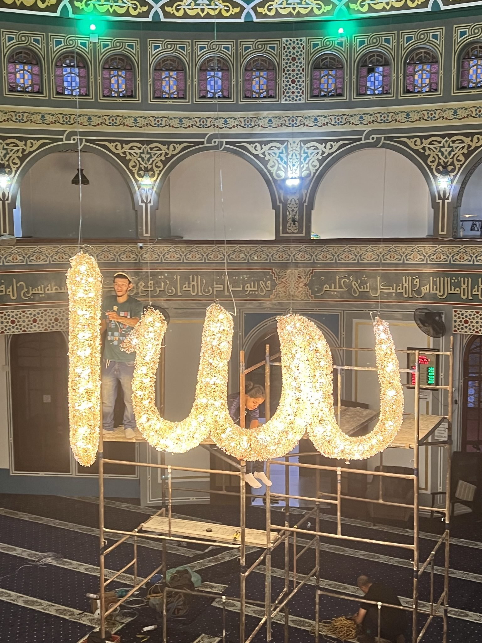 Mesquita Santo Amaro — Caligrafia luminosa em cristal, durante a instalação