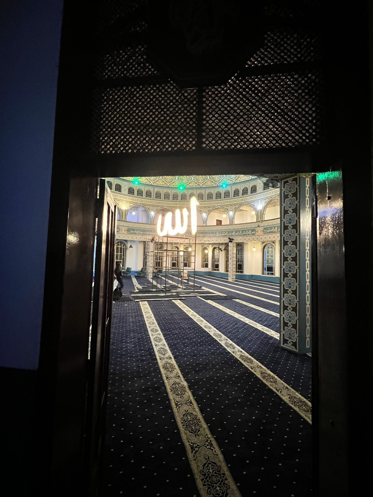 Mesquita Santo Amaro — Caligrafia iluminada emoldurada pela porta do salão